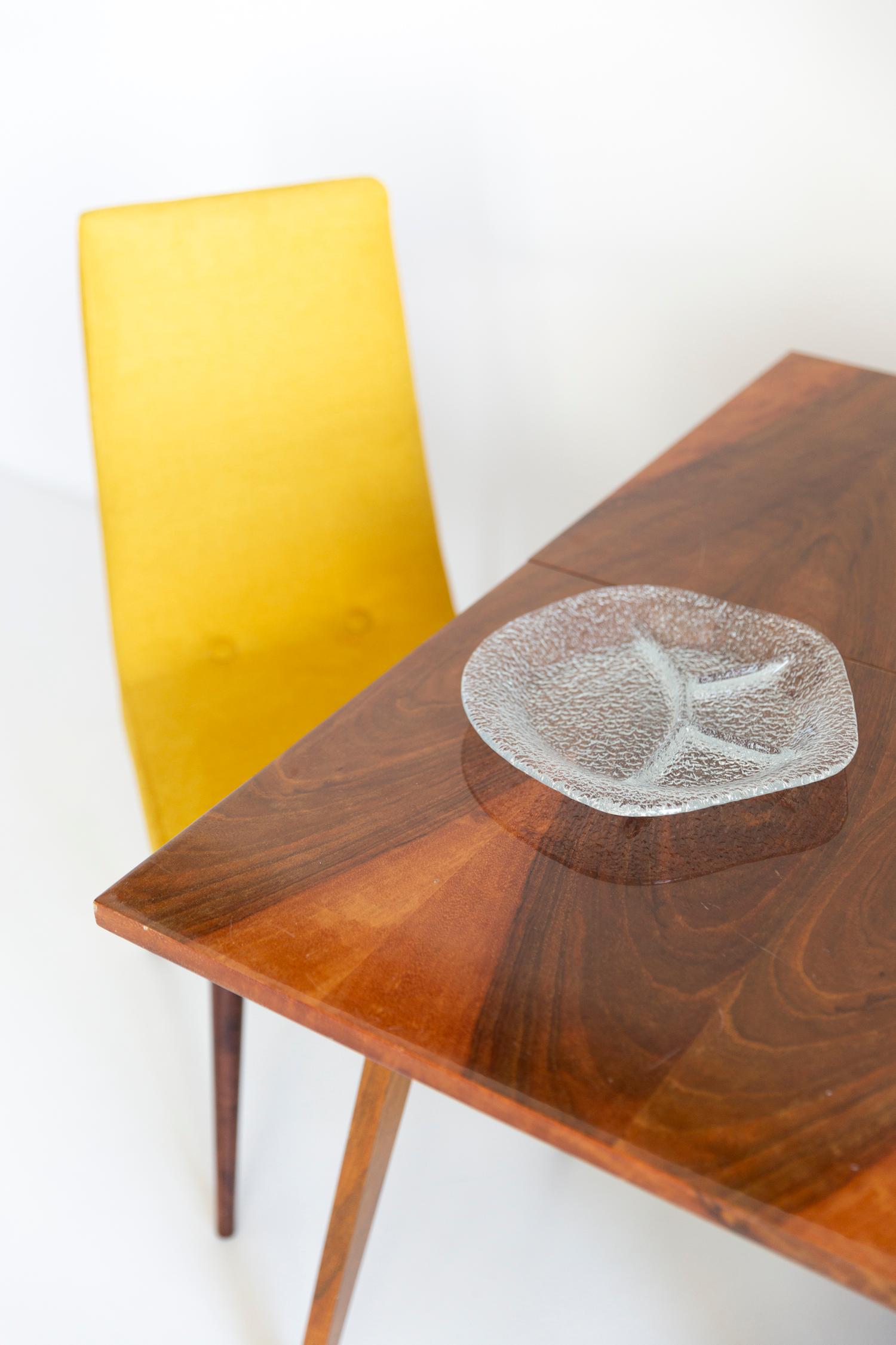 Schöner dekorativer Kristallglasteller/Schale aus Italien. 
Teller ist in sehr gutem Vintage-Zustand, keine Schäden oder Risse. 
Original Glas. Einzigartiges Stück für jeden Tisch und jede Einrichtung! 
Nur ein Stück verfügbar.