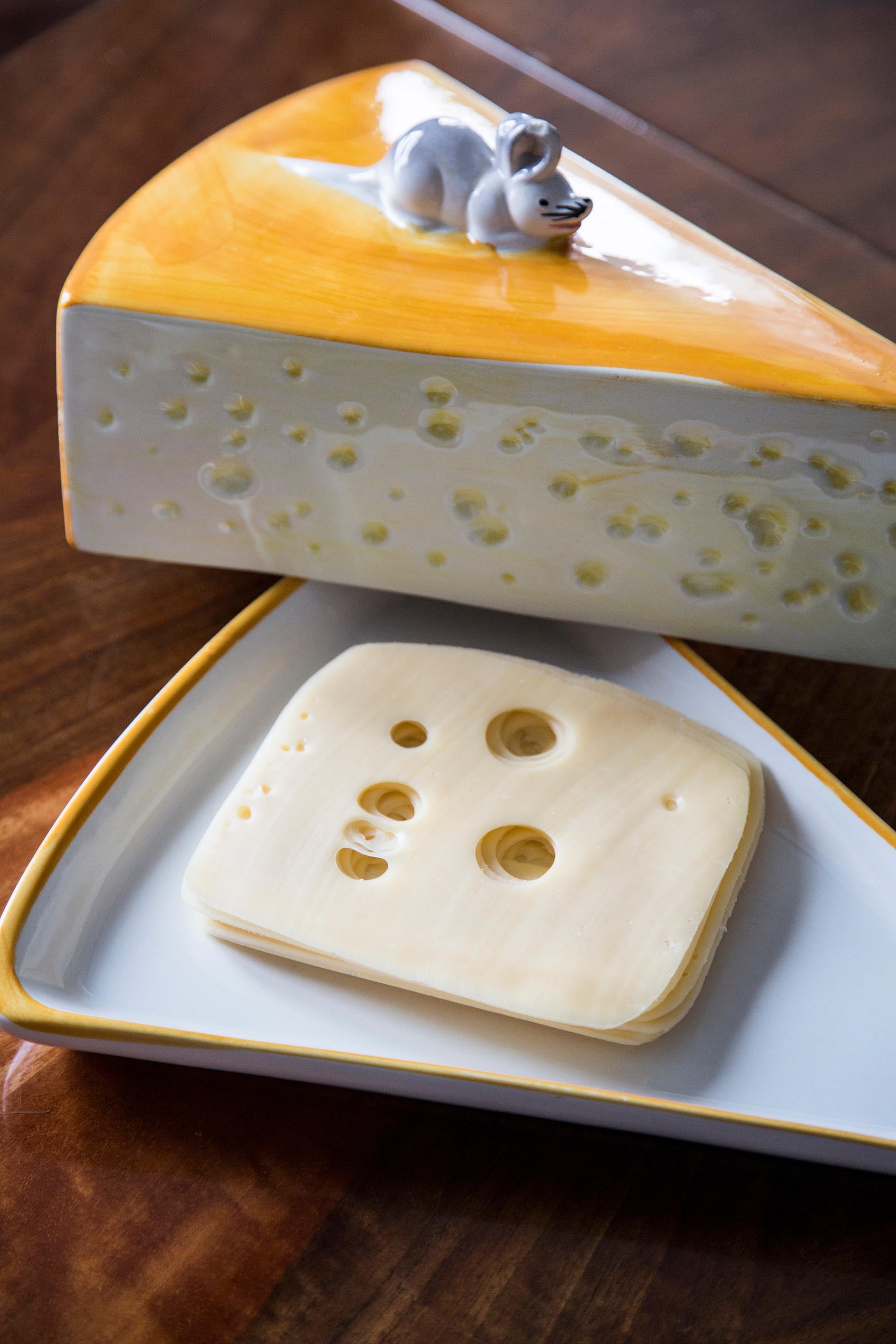 Piatto decorativo unico per formaggi con mouse, proveniente dall'Italia. Prodotto negli anni '70.
Il piatto è dipinto a mano. Il piatto è in ottime condizioni vintage, senza danni o crepe. Le orecchie del topo sono un po' distrutte, come si vede