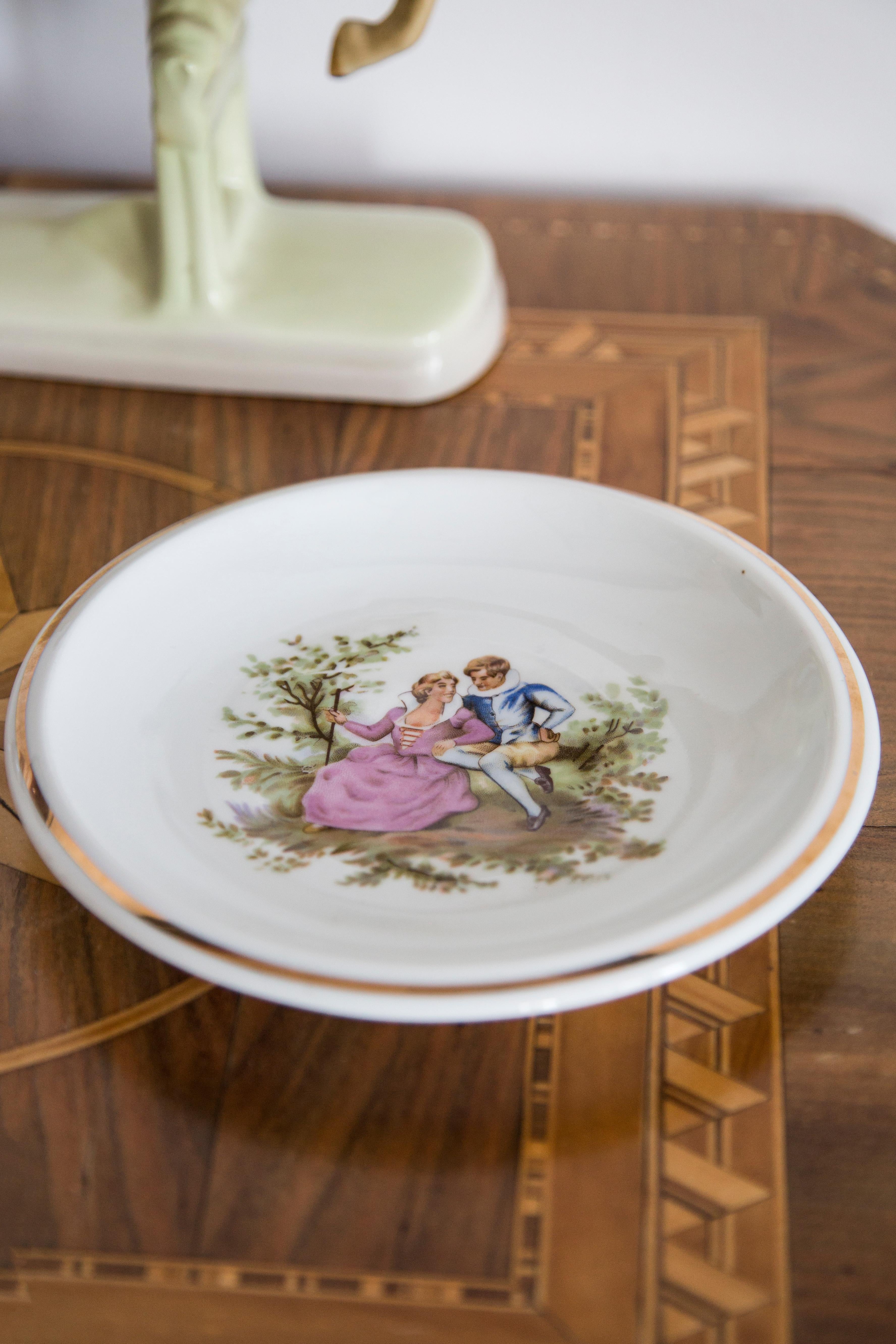 Placa decorativa de Polonia. Producido en la década de 1960.
Cada plato está pintado a mano. Las placas están en muy buen estado vintage, sin daños ni grietas. Vidrio original. ¡Hermosa pieza para cualquier interior! Sólo un artículo único.