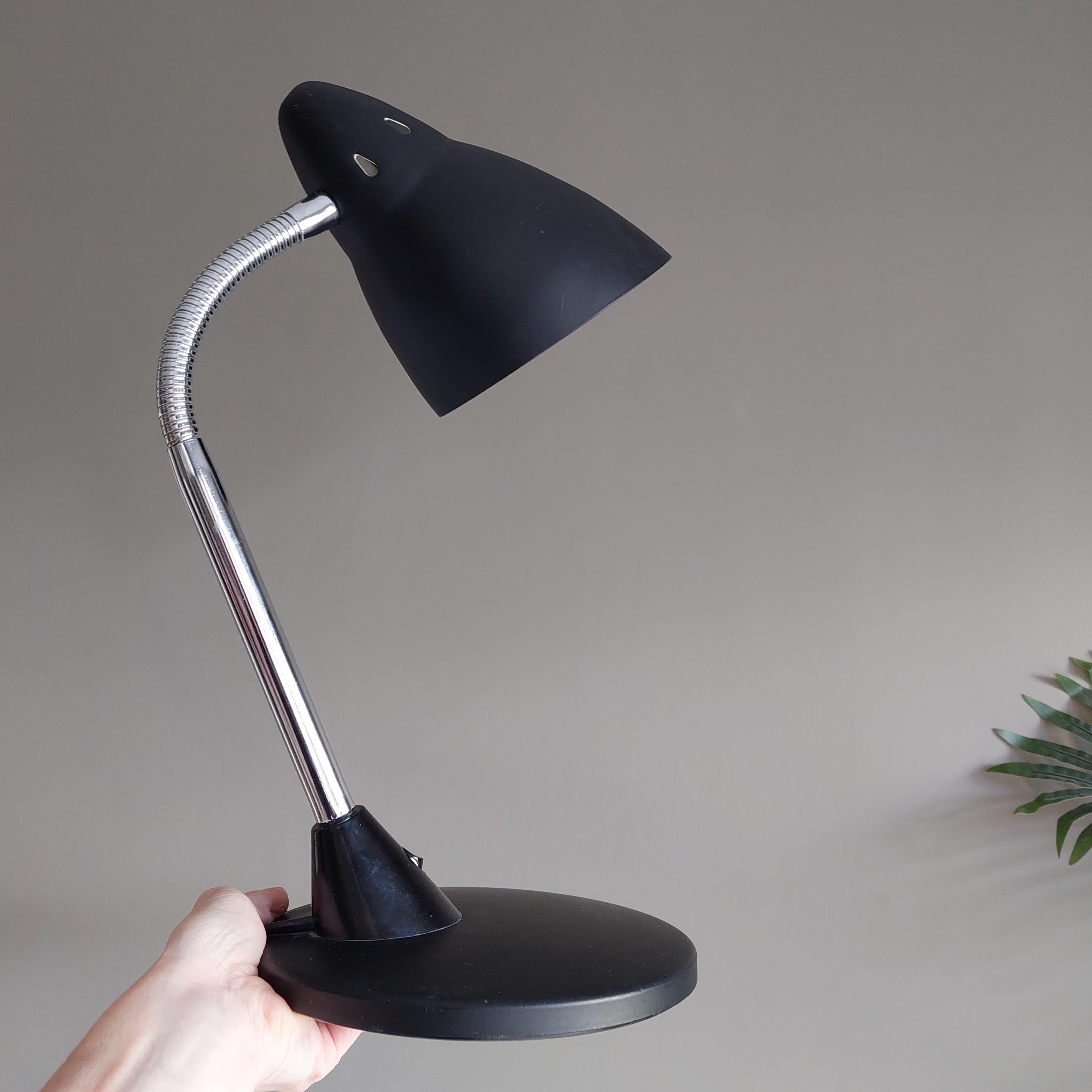 F Line Brooklyn black desk lamp vintage retro mcm.
Vintage chrome and black metal desk lamp.
Black matt finish
Stylish, chrome-plated vintage gooseneck lamp from the 70s/80s. 
Its neck allows it to be positioned at any angle. 

It is very stable and