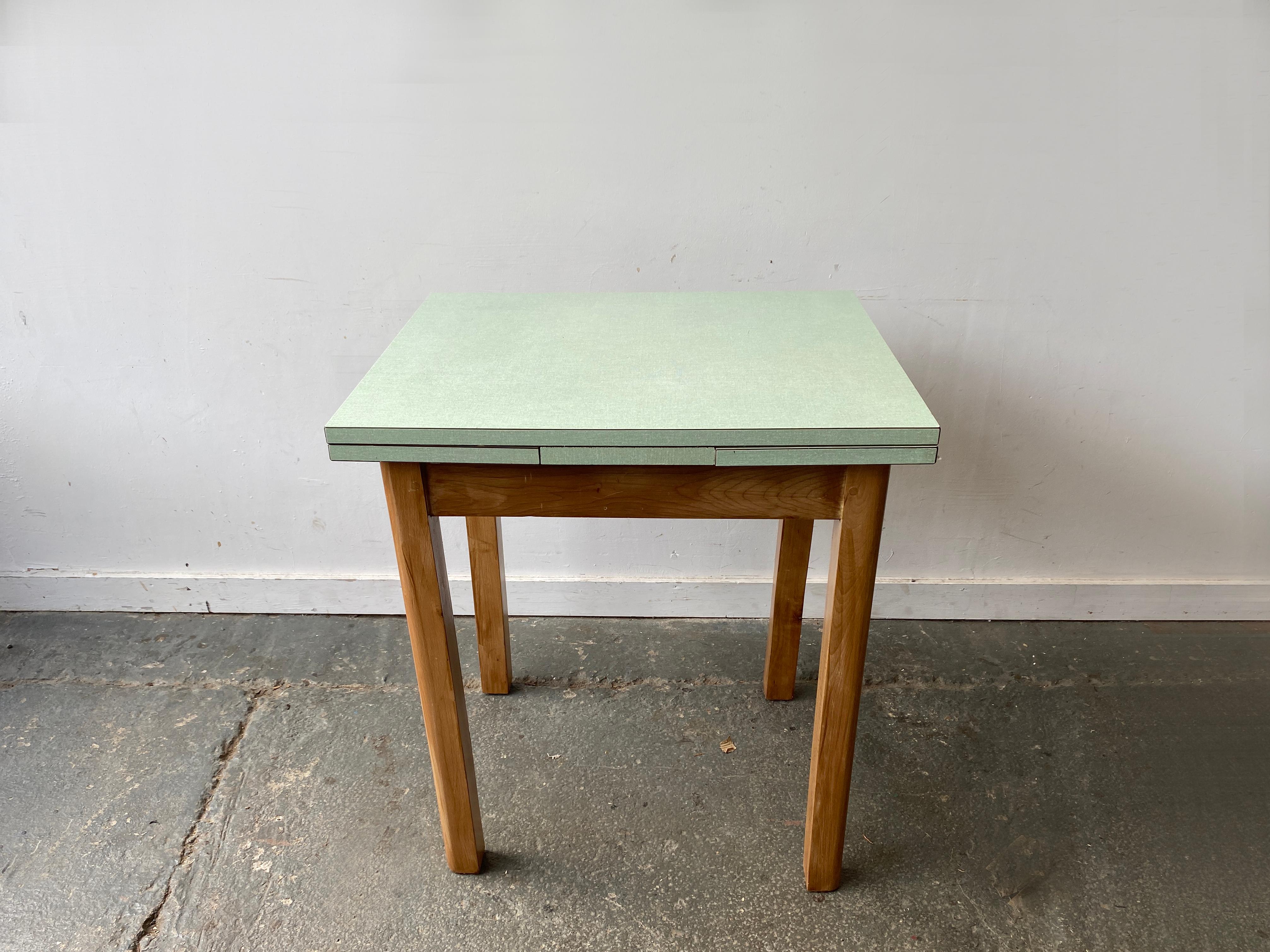 Mid-Century Modern Table de cuisine à tiroirs vintage du milieu du siècle avec plateau en formica en vente