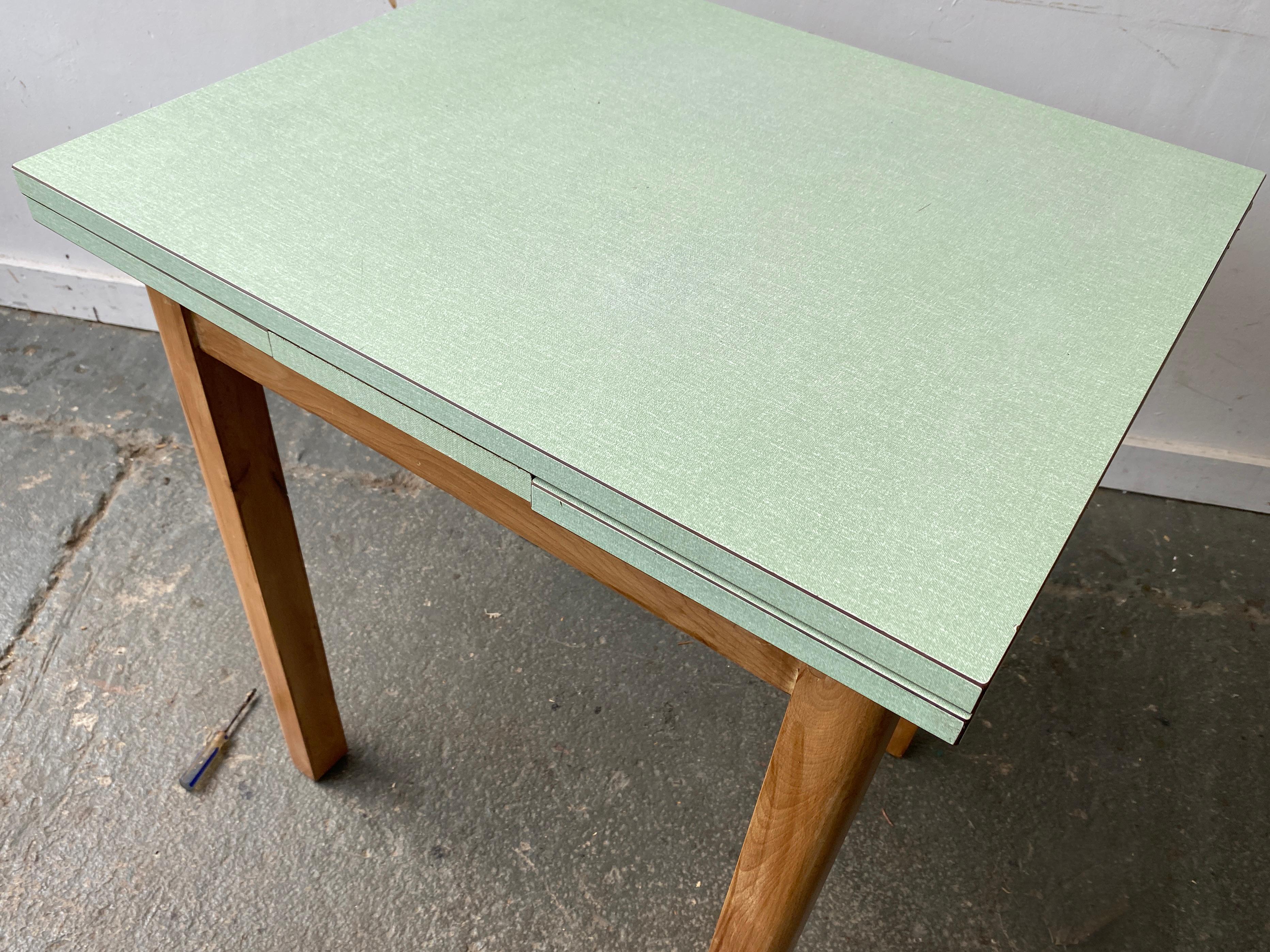 Britannique Table de cuisine à tiroirs vintage du milieu du siècle avec plateau en formica en vente