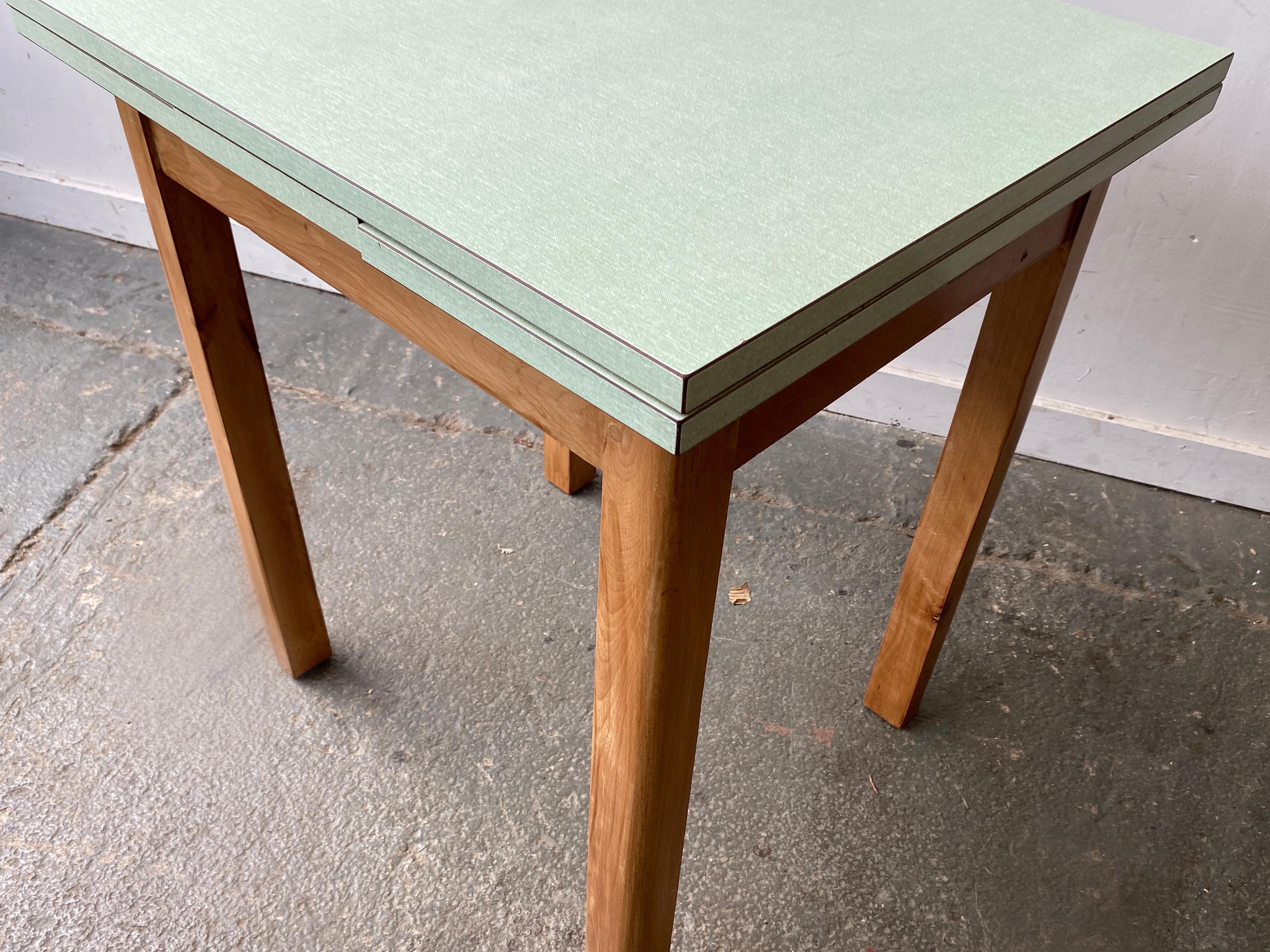 Table de cuisine à tiroirs vintage du milieu du siècle avec plateau en formica Bon état - En vente à London, GB