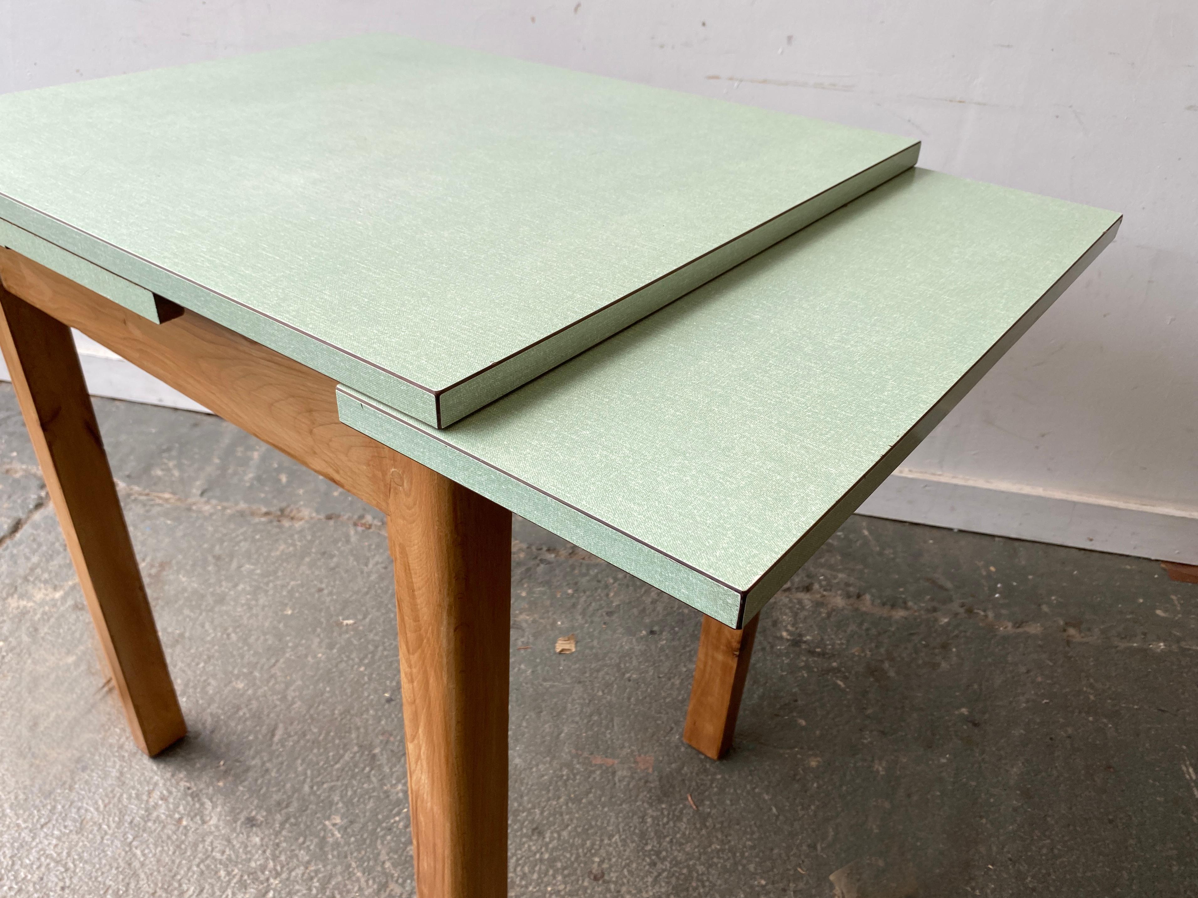 20ième siècle Table de cuisine à tiroirs vintage du milieu du siècle avec plateau en formica en vente