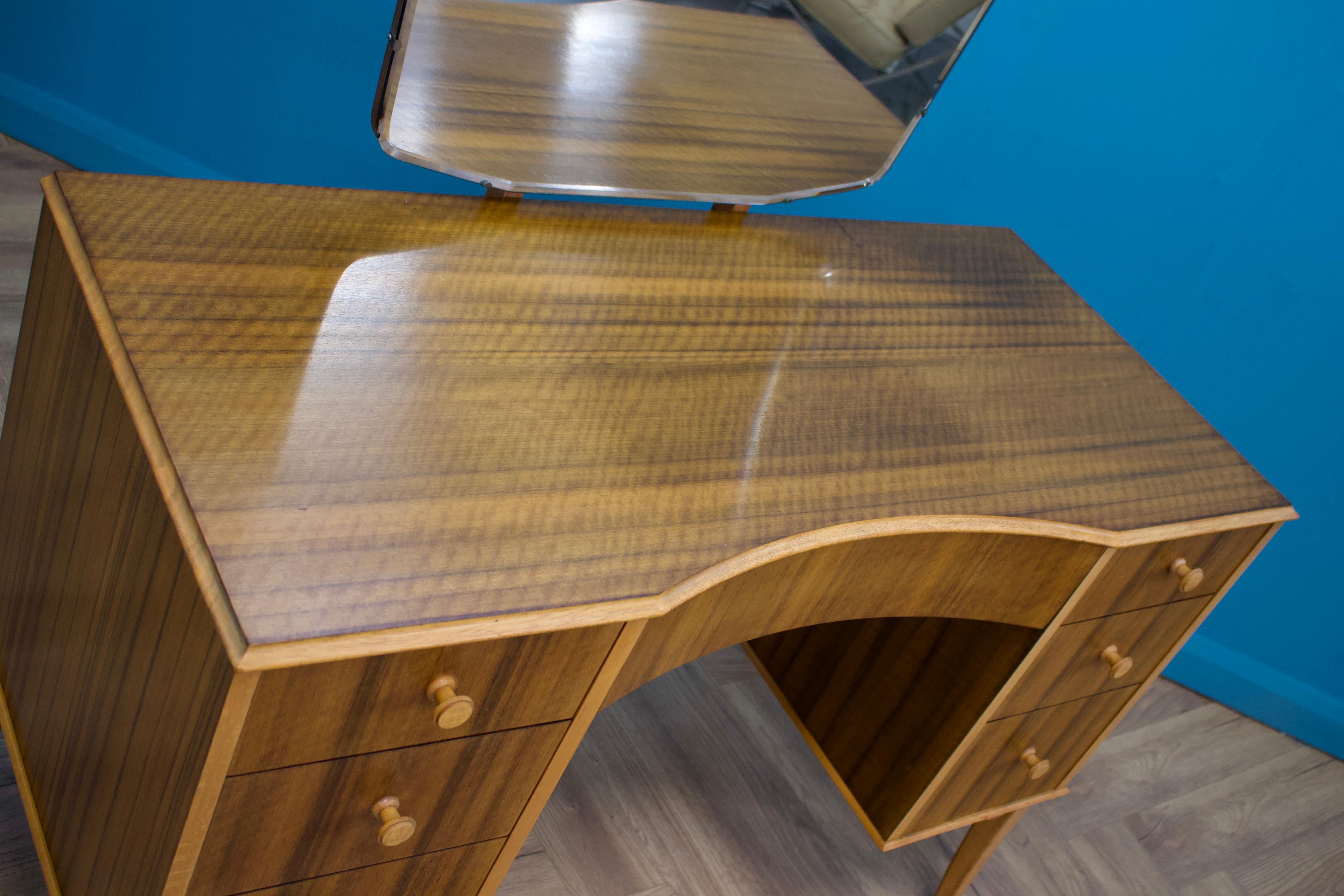 Mid Century Vintage Dressing Table in Walnut from Heals, 1960s In Good Condition For Sale In South Shields, GB