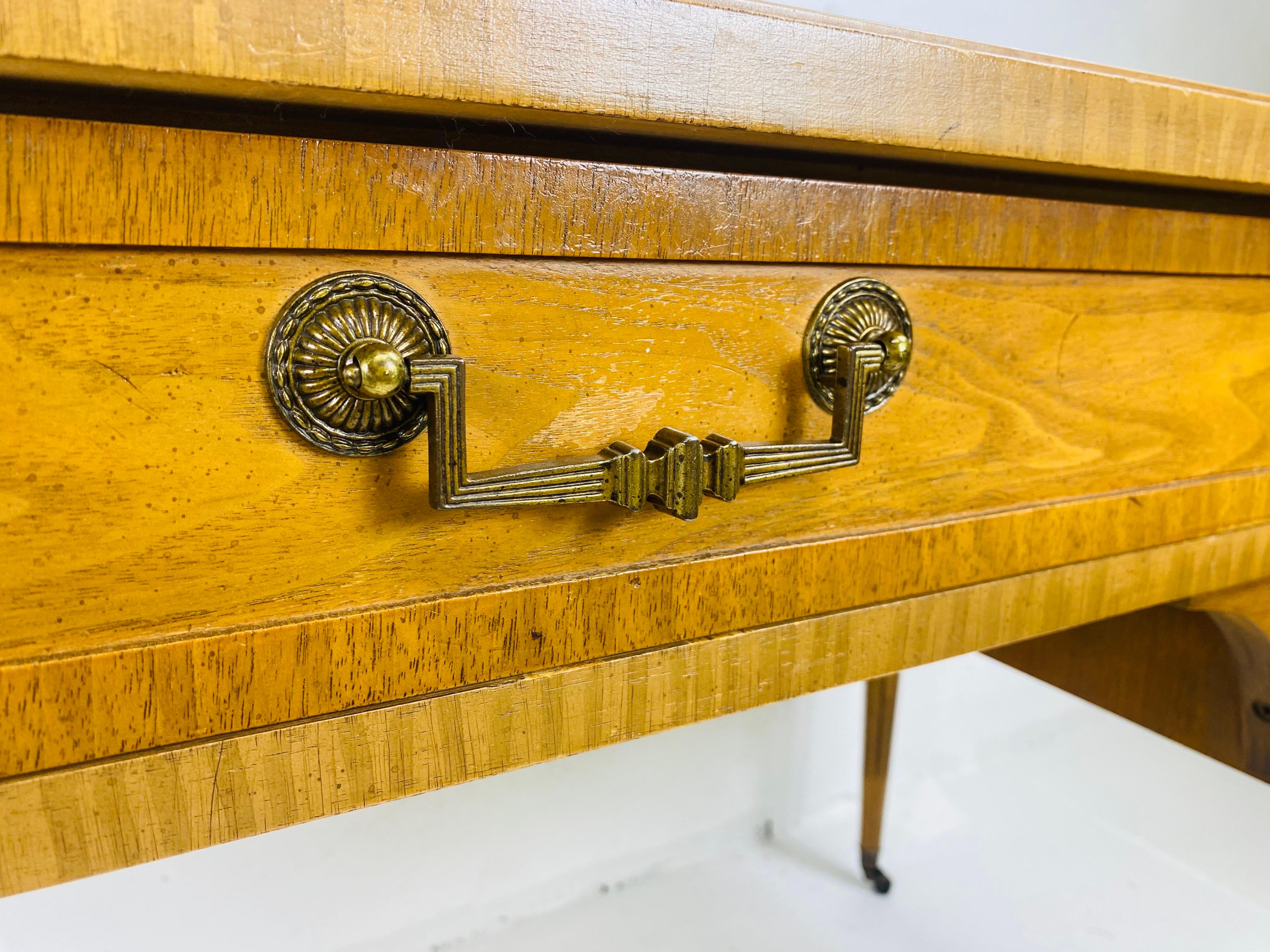Bureau en cuir de style empire français vintage Drexel du milieu du siècle dernier en vente 2