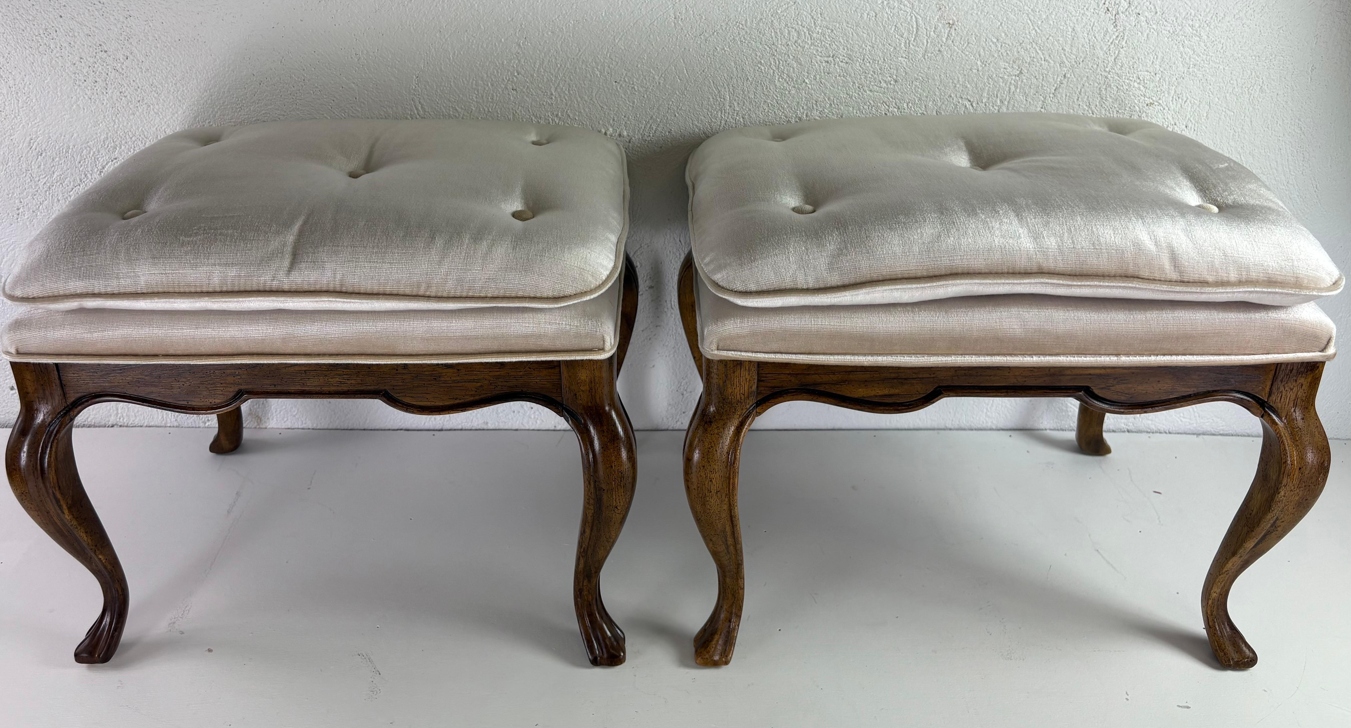 Bancs en noyer rembourrés Drexel Heritage, vintage du milieu du siècle en vente 5