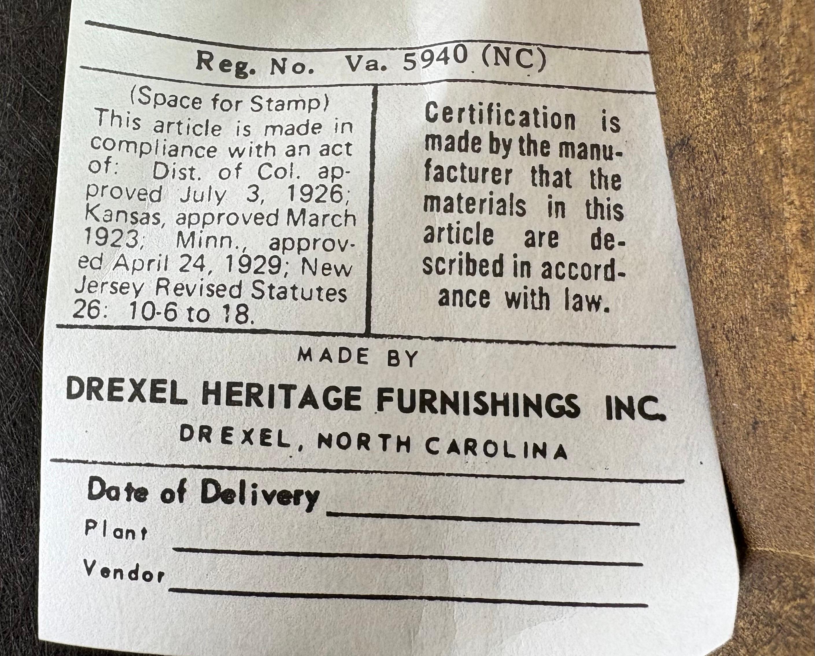 Bancs en noyer rembourrés Drexel Heritage, vintage du milieu du siècle Bon état - En vente à Allentown, PA