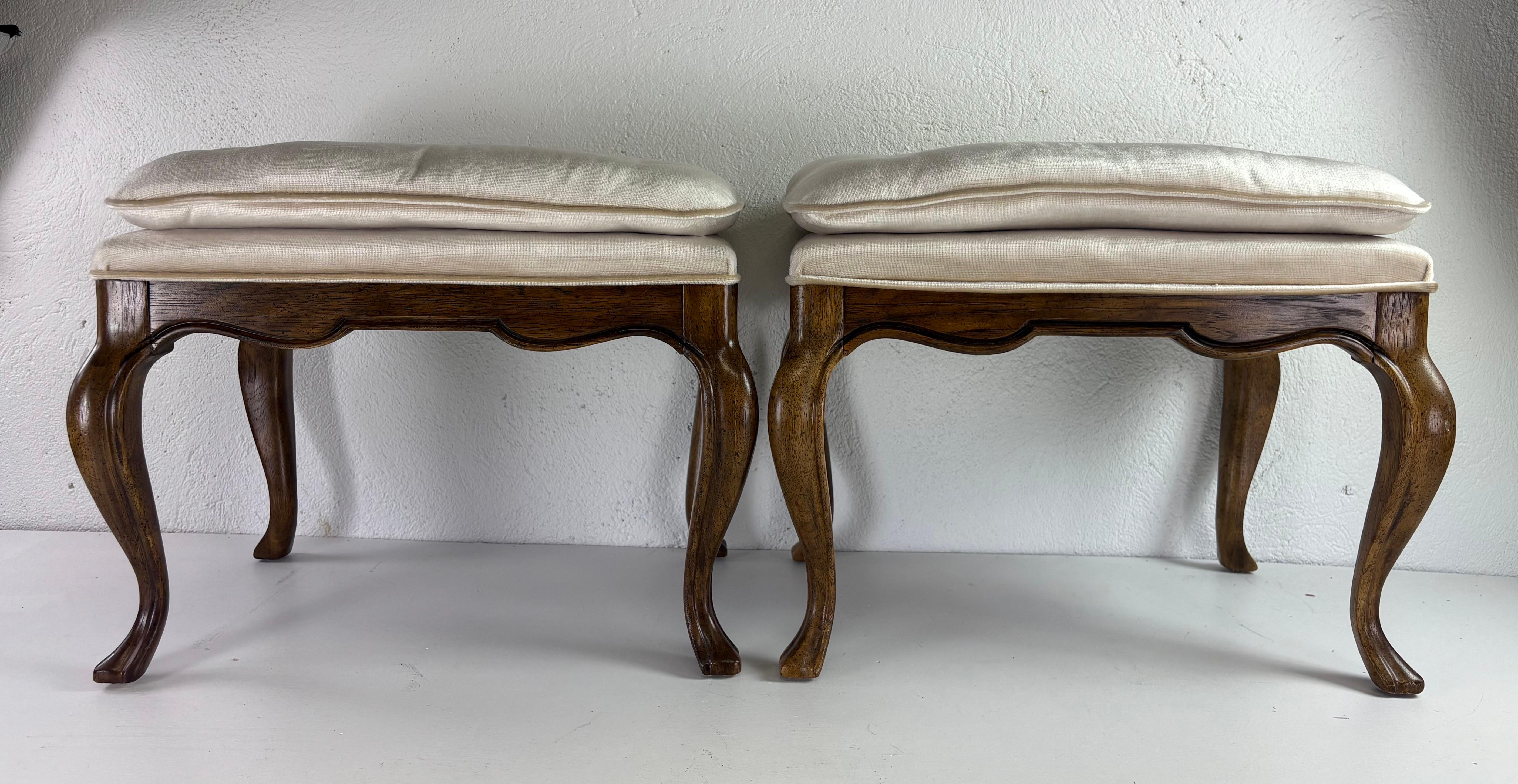 Velours Bancs en noyer rembourrés Drexel Heritage, vintage du milieu du siècle en vente