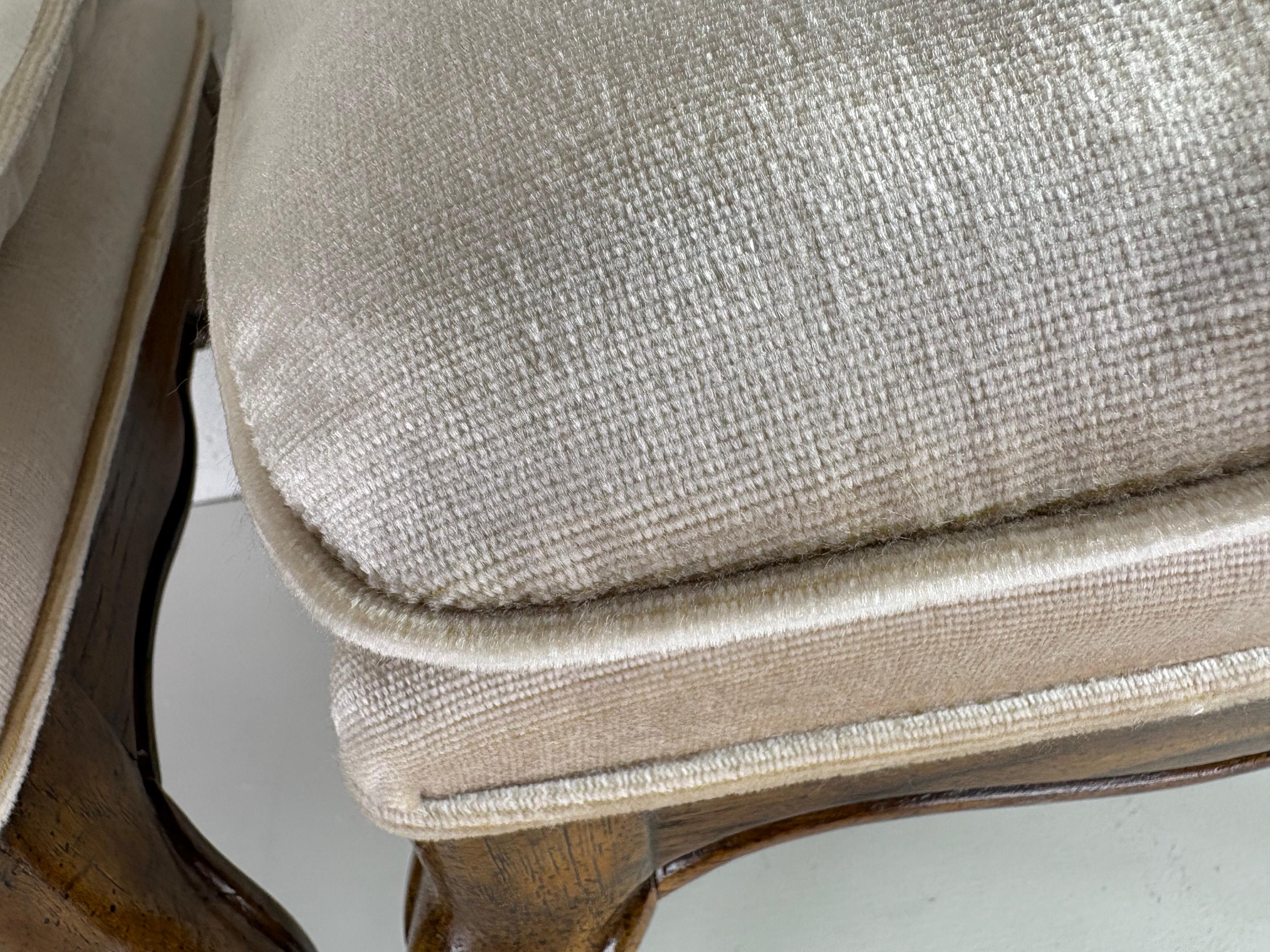 Bancs en noyer rembourrés Drexel Heritage, vintage du milieu du siècle en vente 2