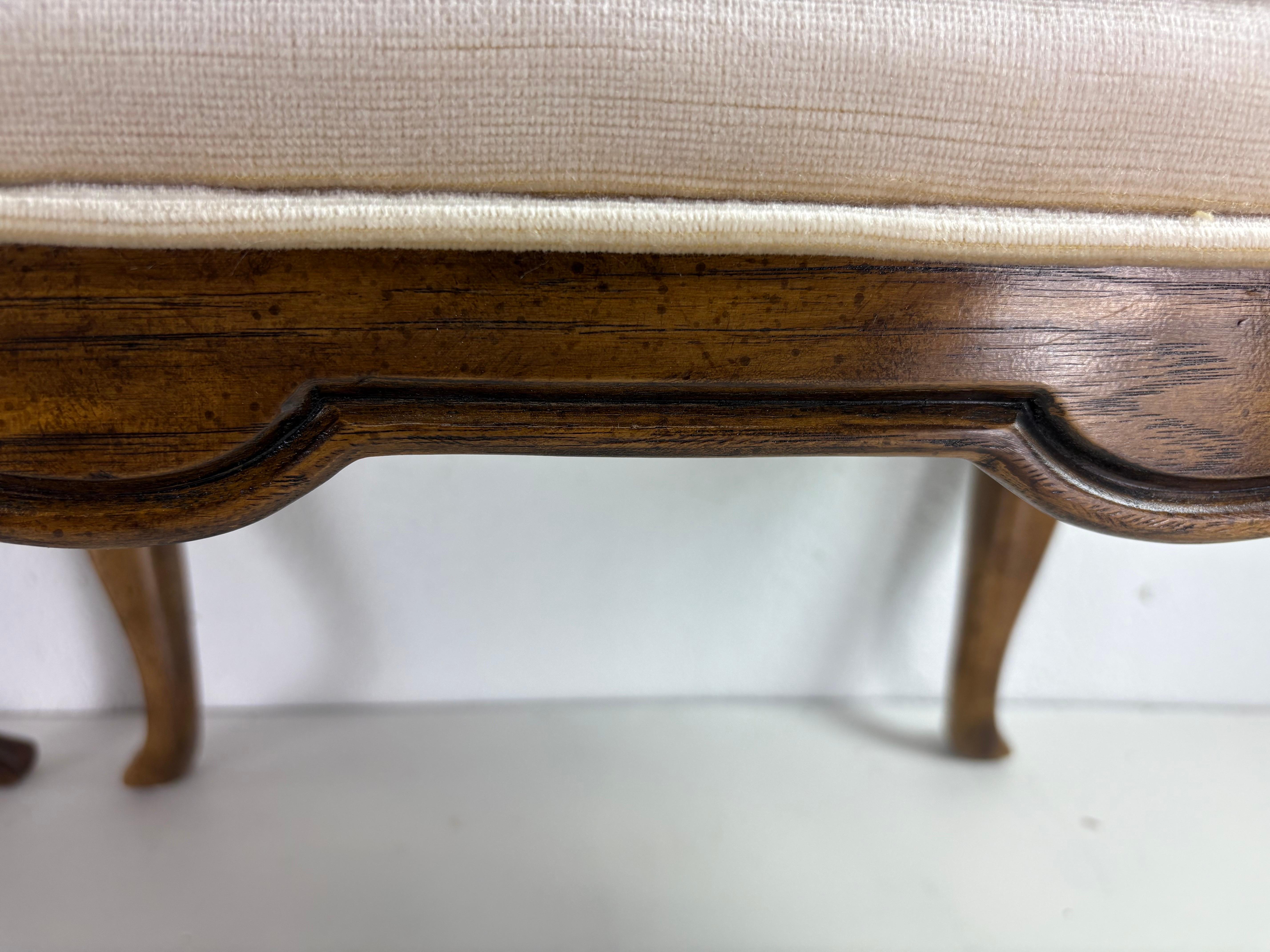 Bancs en noyer rembourrés Drexel Heritage, vintage du milieu du siècle en vente 4