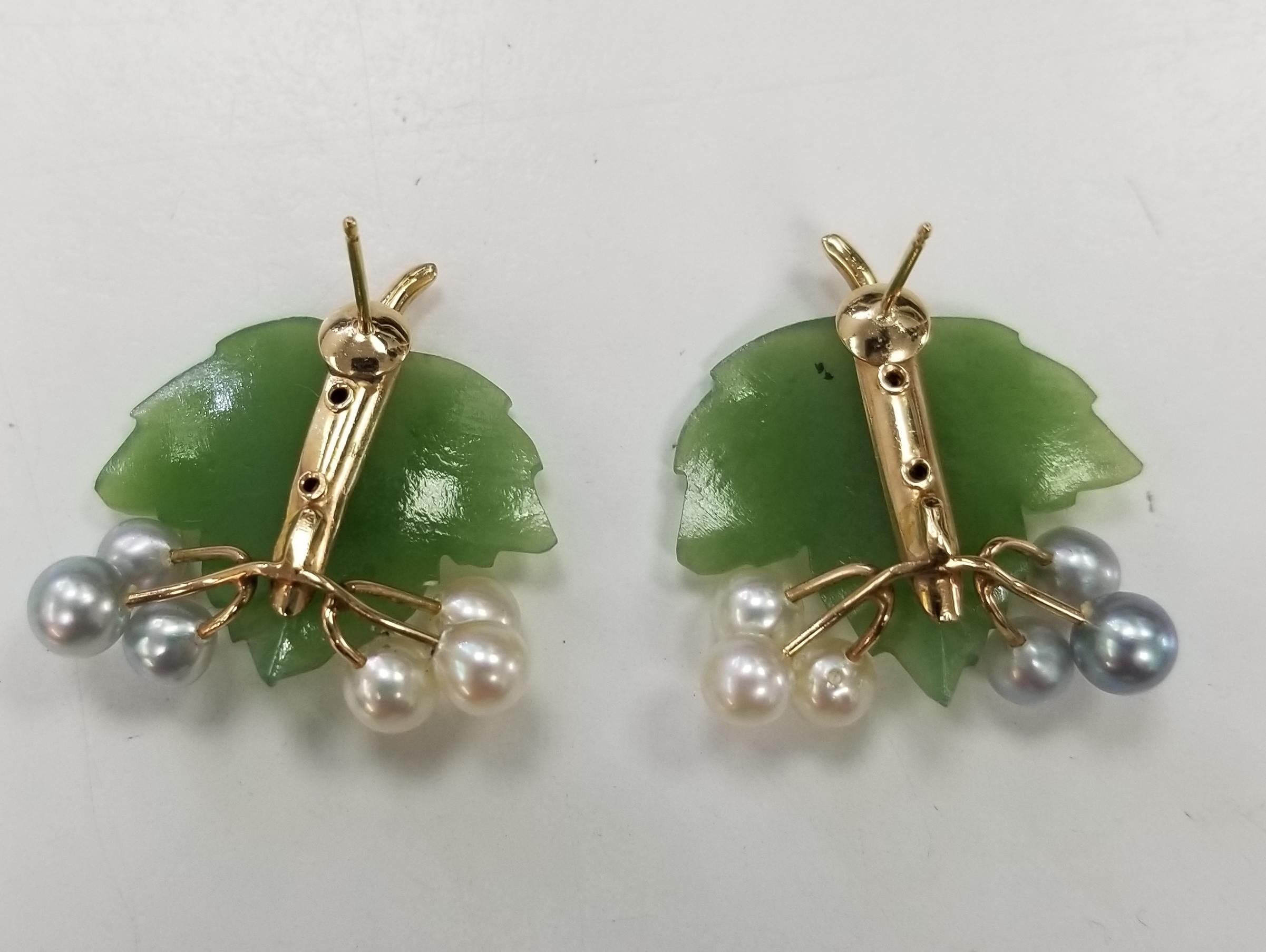 Vintage-Ohrringe aus der Mitte des Jahrhunderts mit geschnitztem Nephrit und Perlen in 14k Gold (Rundschliff) im Angebot
