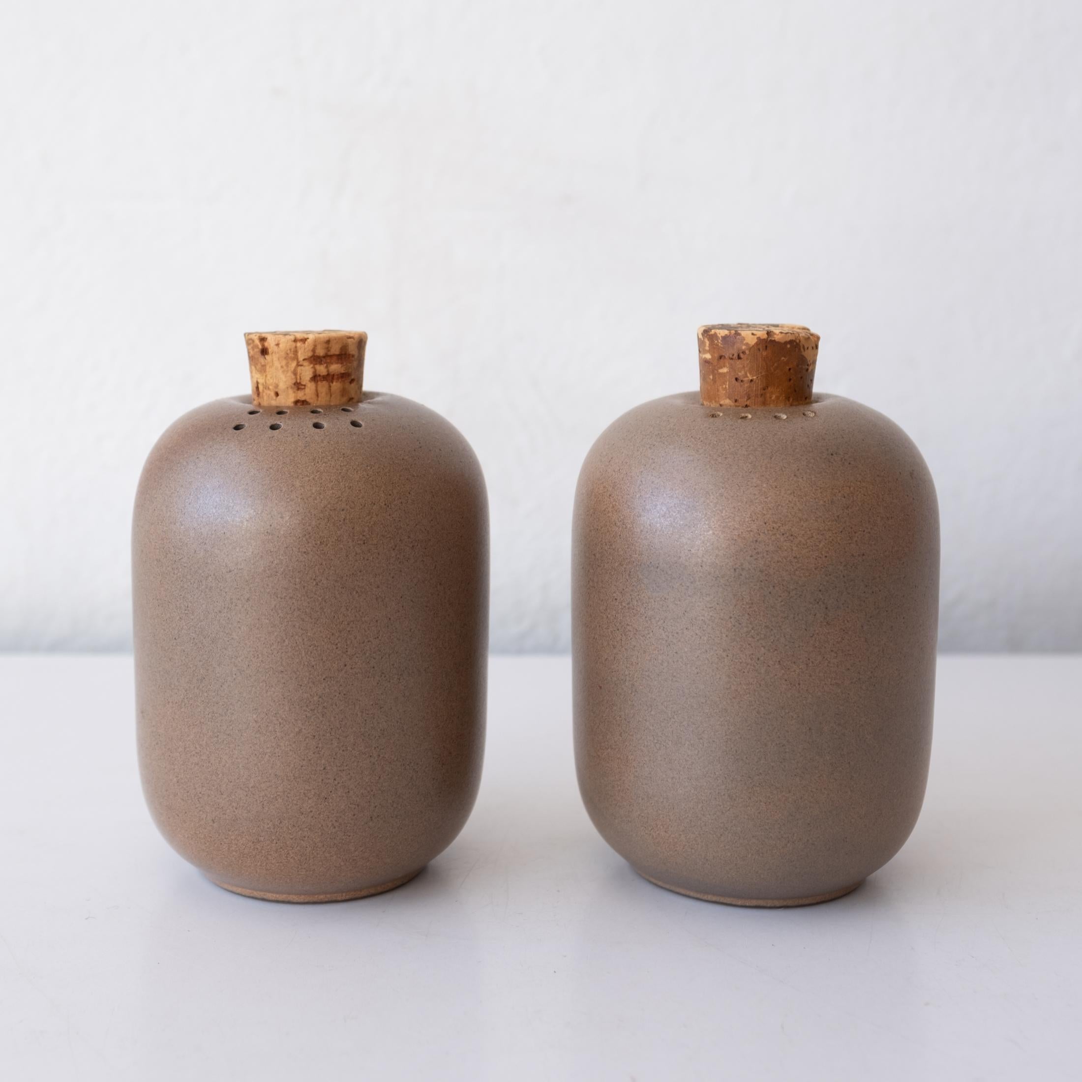 Ensemble sel et poivre conçu par Edith Heath pour sa société Heath Ceramics. Un design classique réalisé par un céramiste d'avant-garde. Fabriqué en Californie dans les années 1950. 

