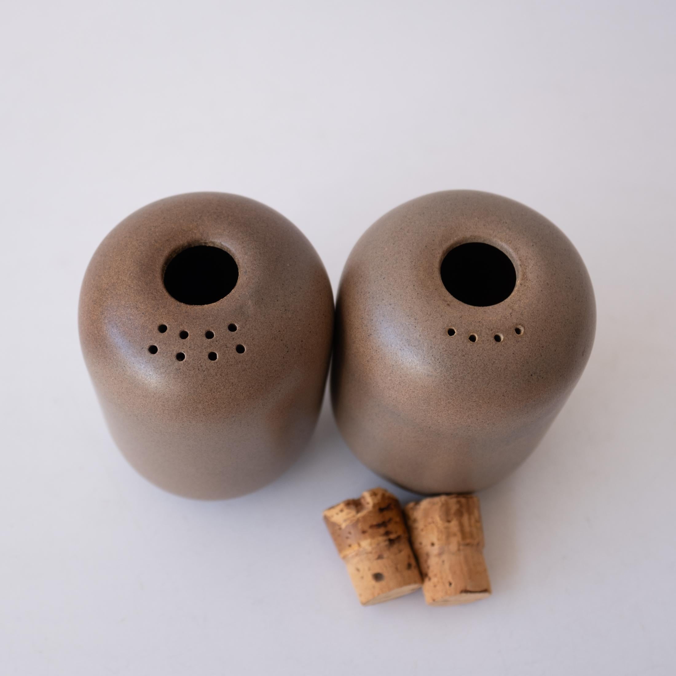 Milieu du XXe siècle Salière et poivrière en céramique Edith Ceramics du milieu du siècle dernier en vente