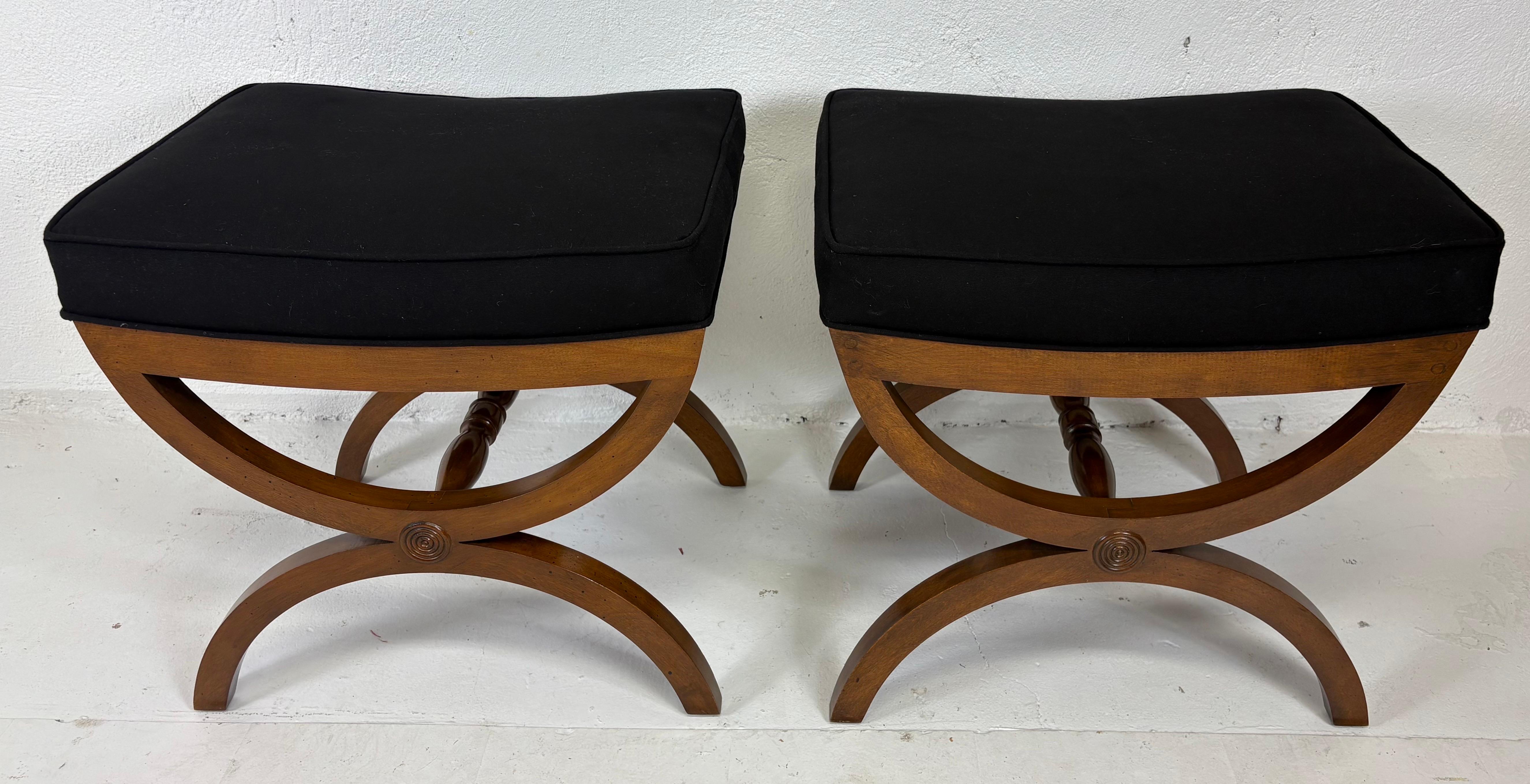 Pareja de bancos recién tapizados de estilo Imperio de mediados de siglo en venta 5