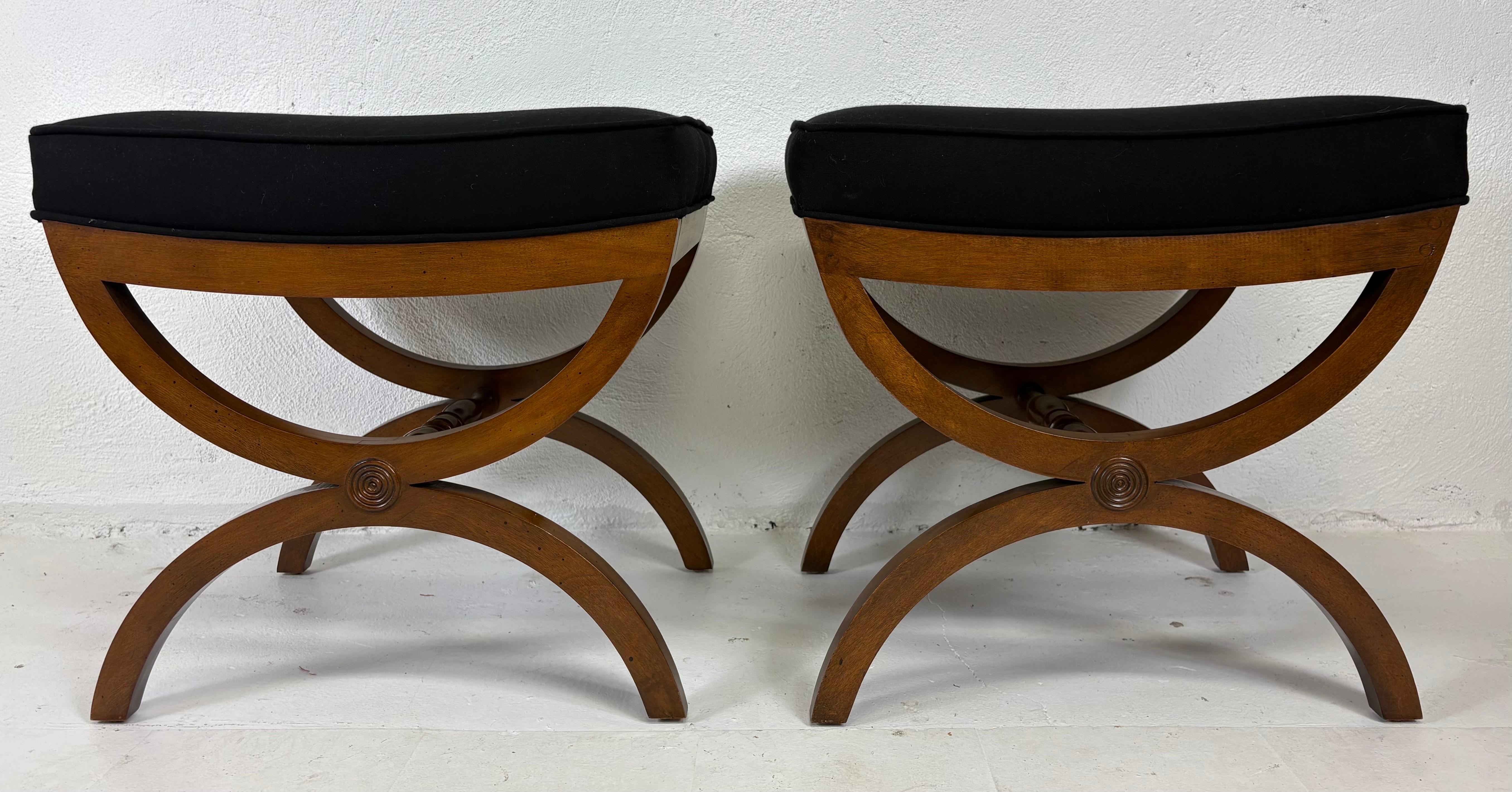 Pareja de bancos recién tapizados de estilo Imperio de mediados de siglo en venta 6