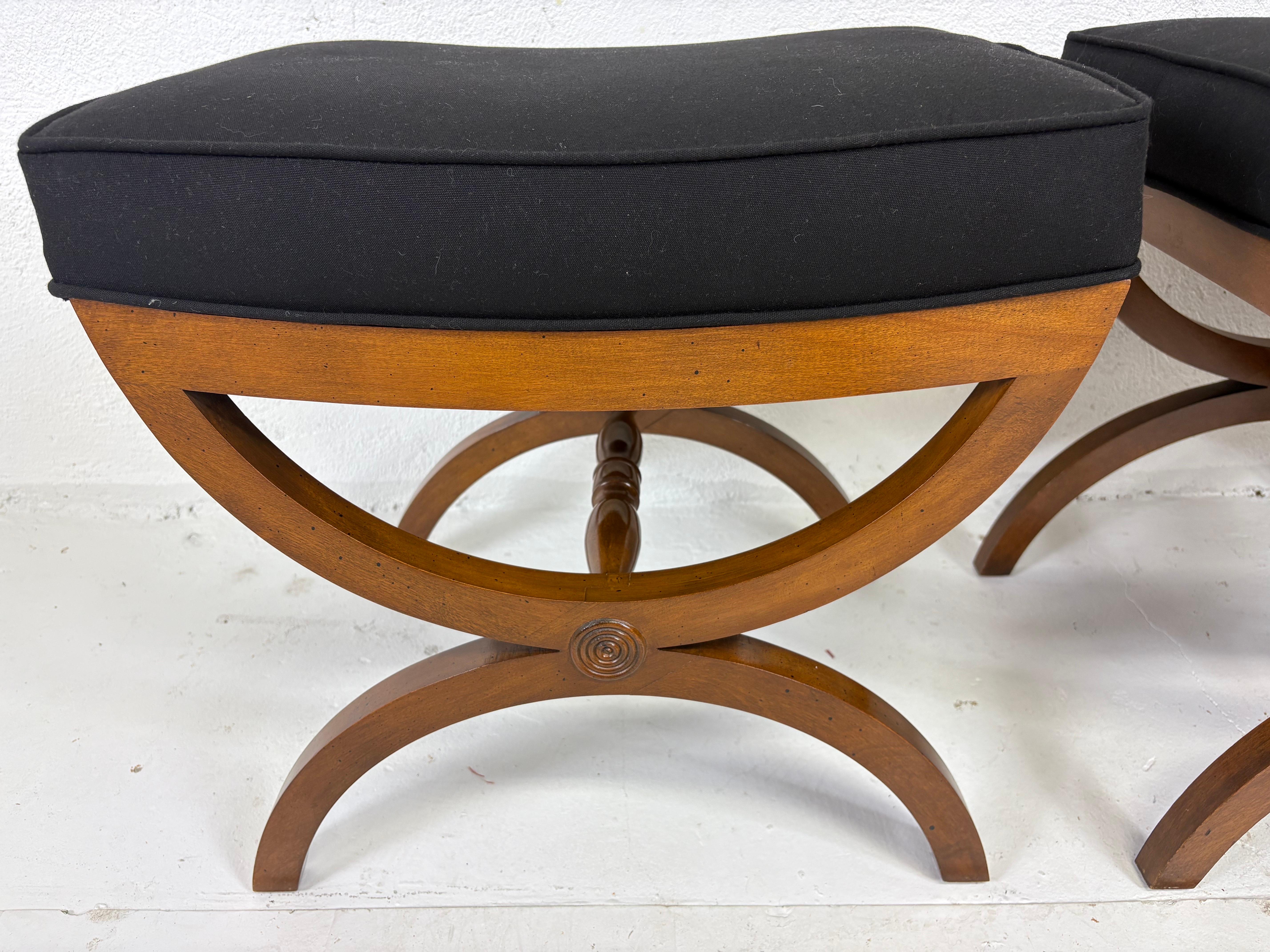 Pareja de bancos recién tapizados de estilo Imperio de mediados de siglo en Bueno estado para la venta en Allentown, PA