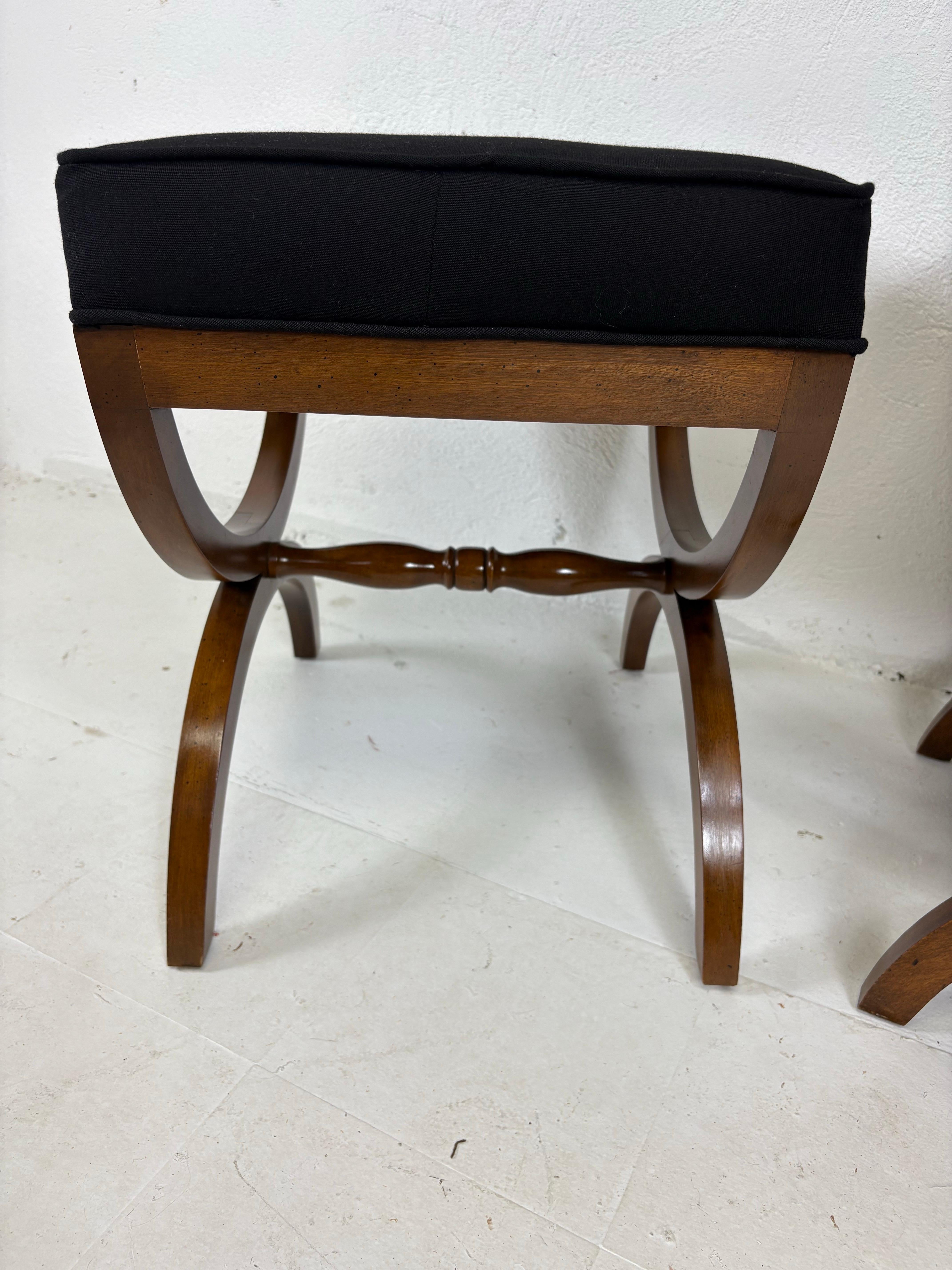 Pareja de bancos recién tapizados de estilo Imperio de mediados de siglo mediados del siglo XX en venta