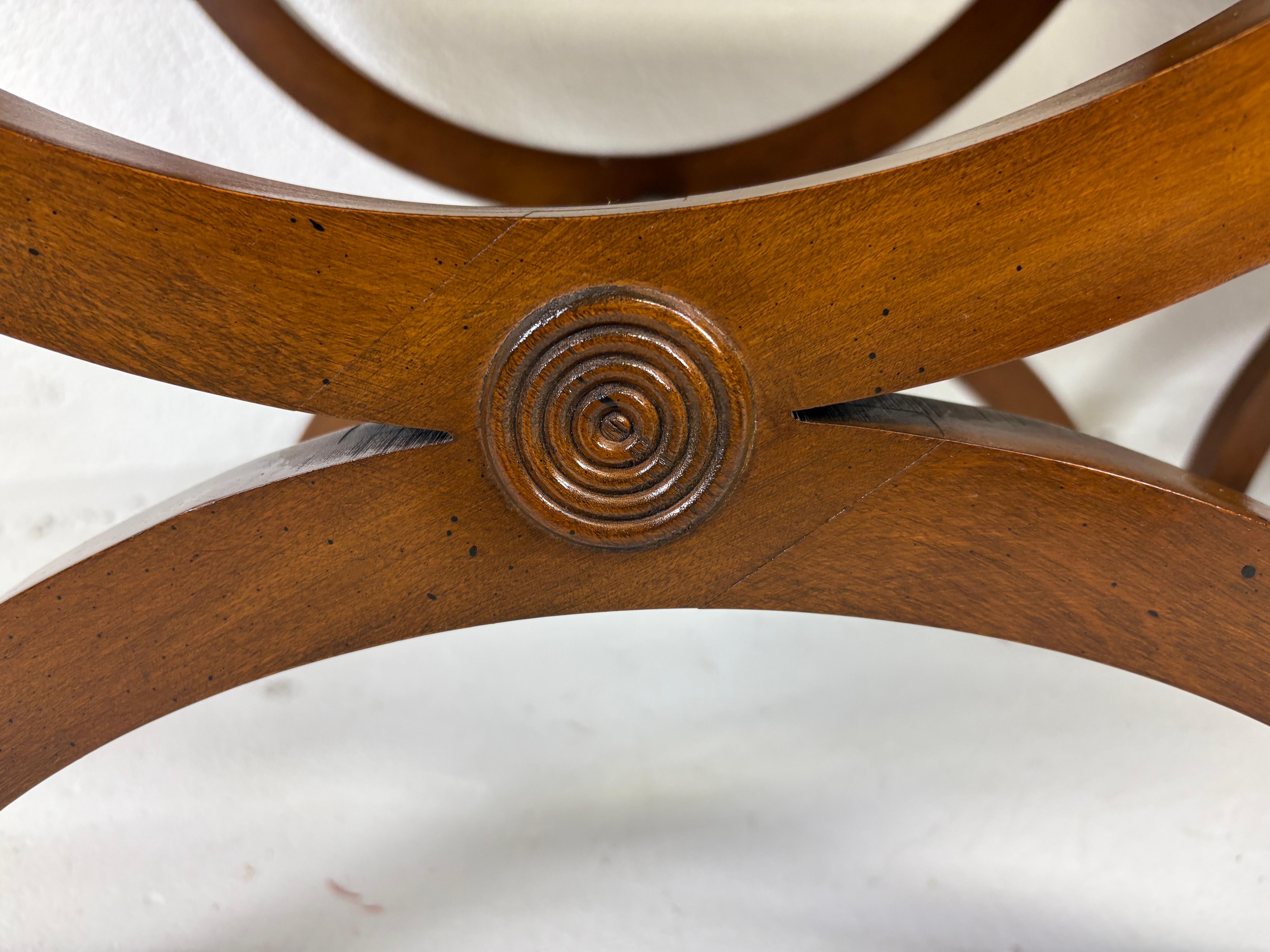 Pareja de bancos recién tapizados de estilo Imperio de mediados de siglo Madera en venta