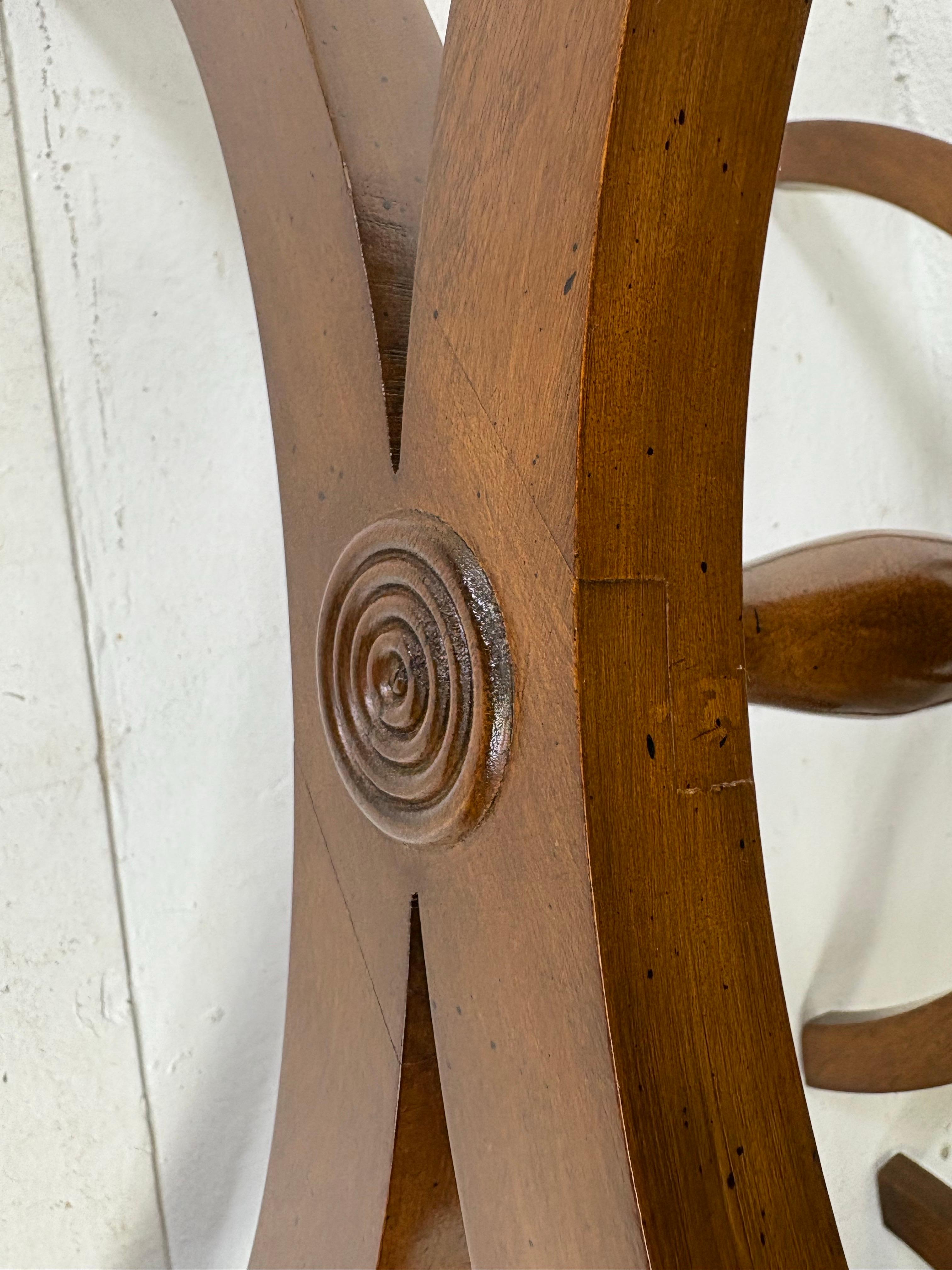 Pareja de bancos recién tapizados de estilo Imperio de mediados de siglo en venta 2