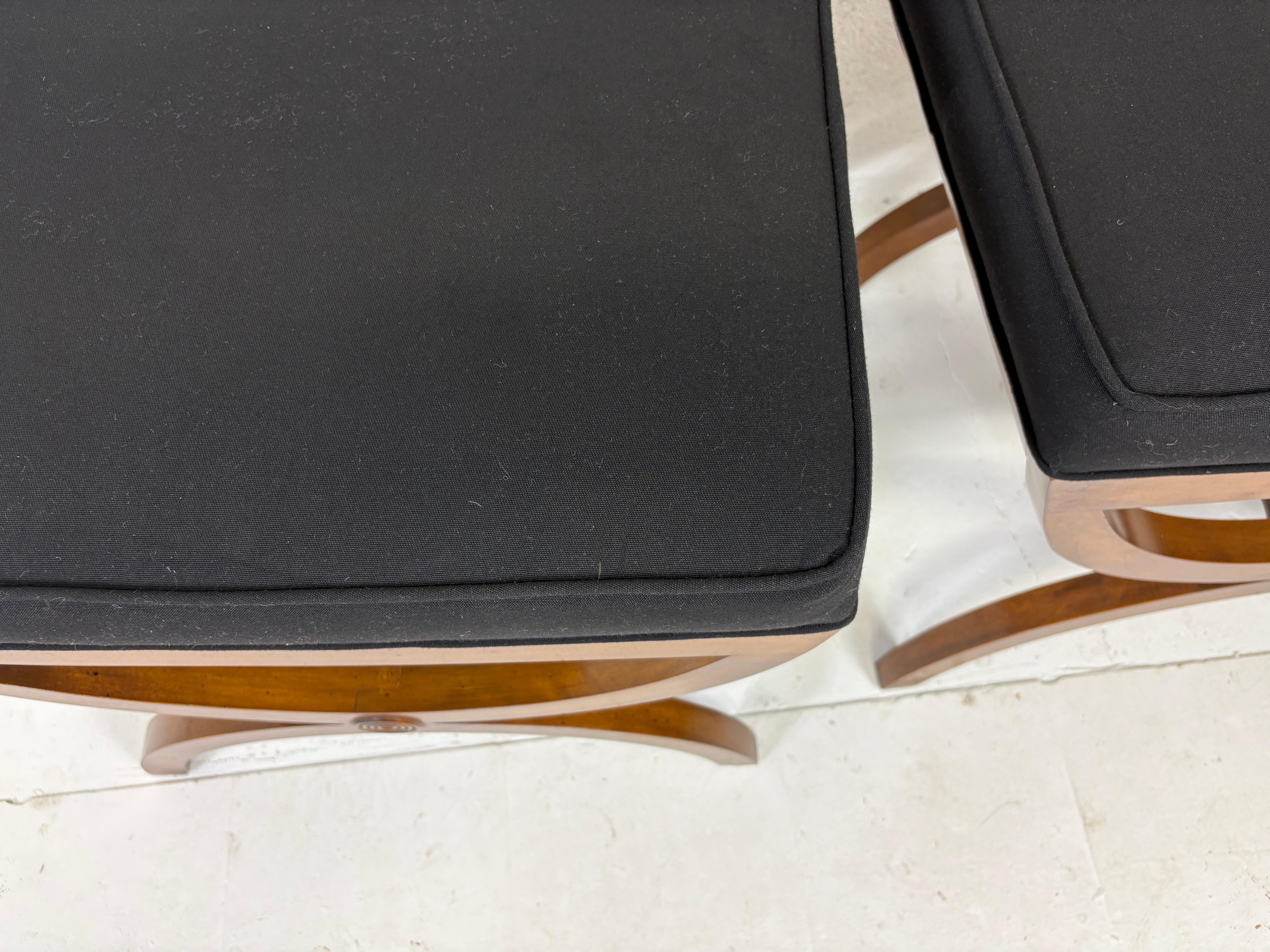 Pareja de bancos recién tapizados de estilo Imperio de mediados de siglo en venta 3