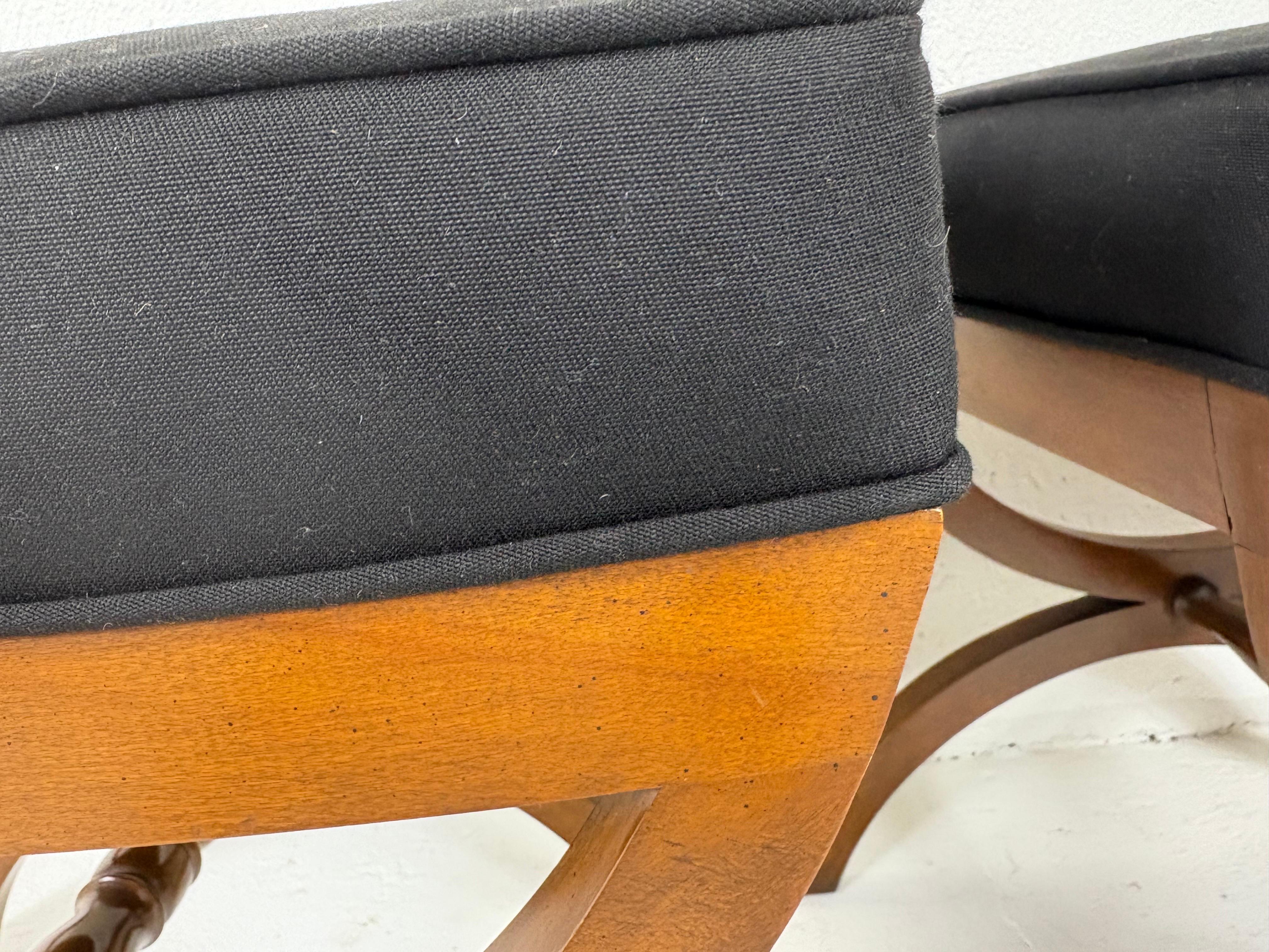 Pareja de bancos recién tapizados de estilo Imperio de mediados de siglo en venta 4