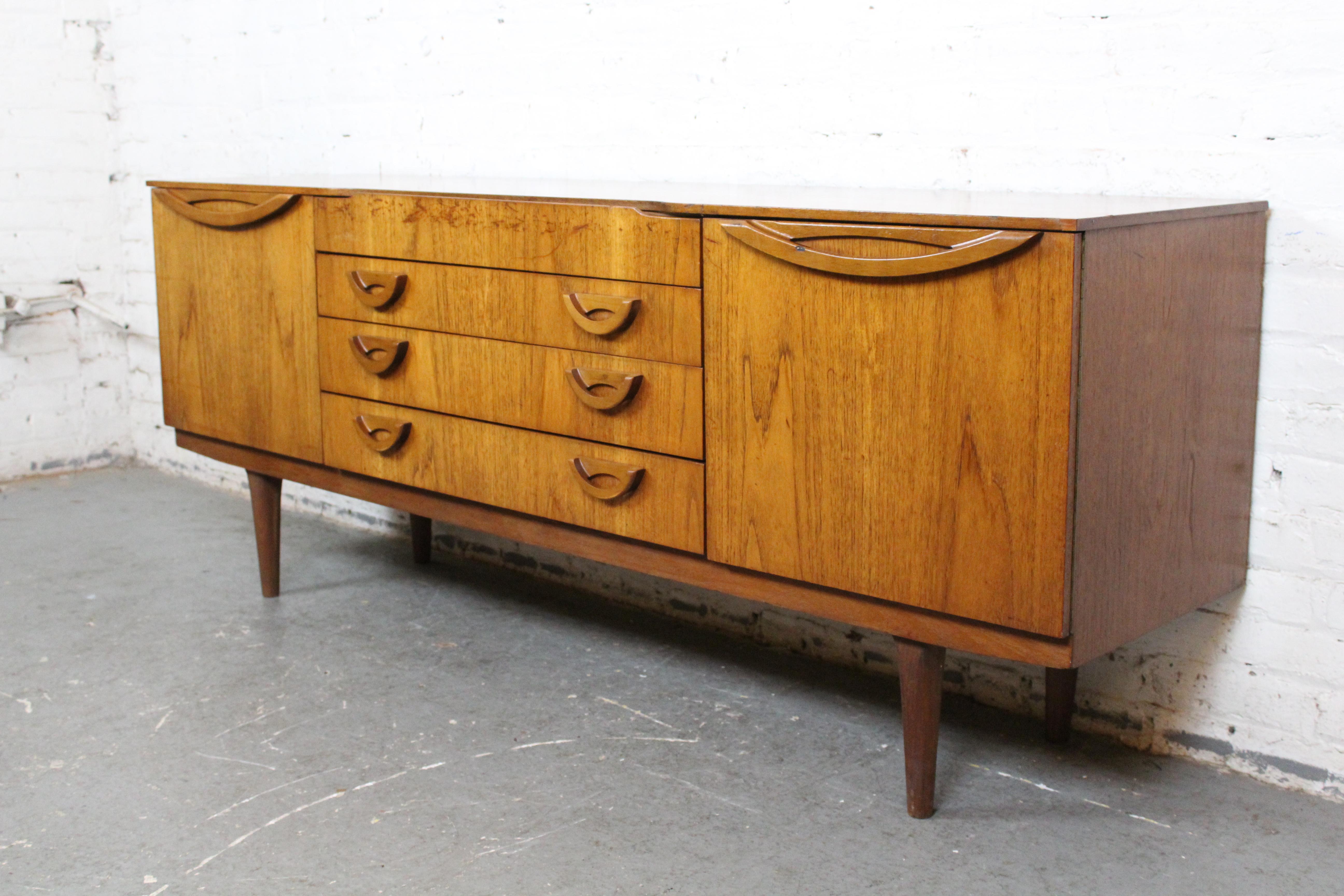 Ein wirklich schönes Sideboard aus der Mitte des Jahrhunderts, hergestellt von der Londoner Möbelfabrik Beautility Furniture in Tottenham. Dieses einzigartige Möbelstück verbindet skandinavisch-modernes Design mit bewährter britischer