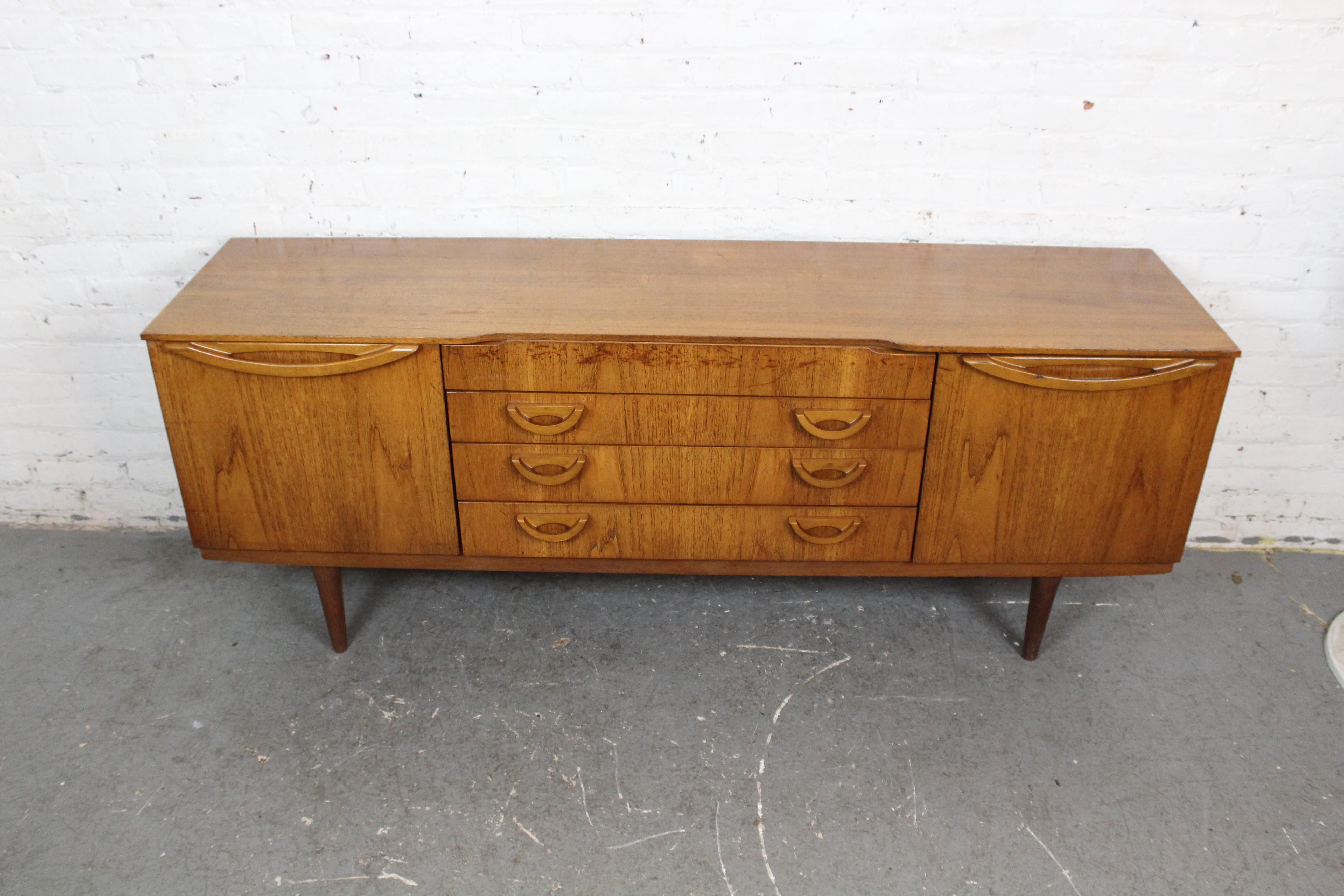 Englisches Vintage-Sideboard aus Teakholz von Beautility Furniture aus der Mitte des Jahrhunderts (Moderne der Mitte des Jahrhunderts) im Angebot