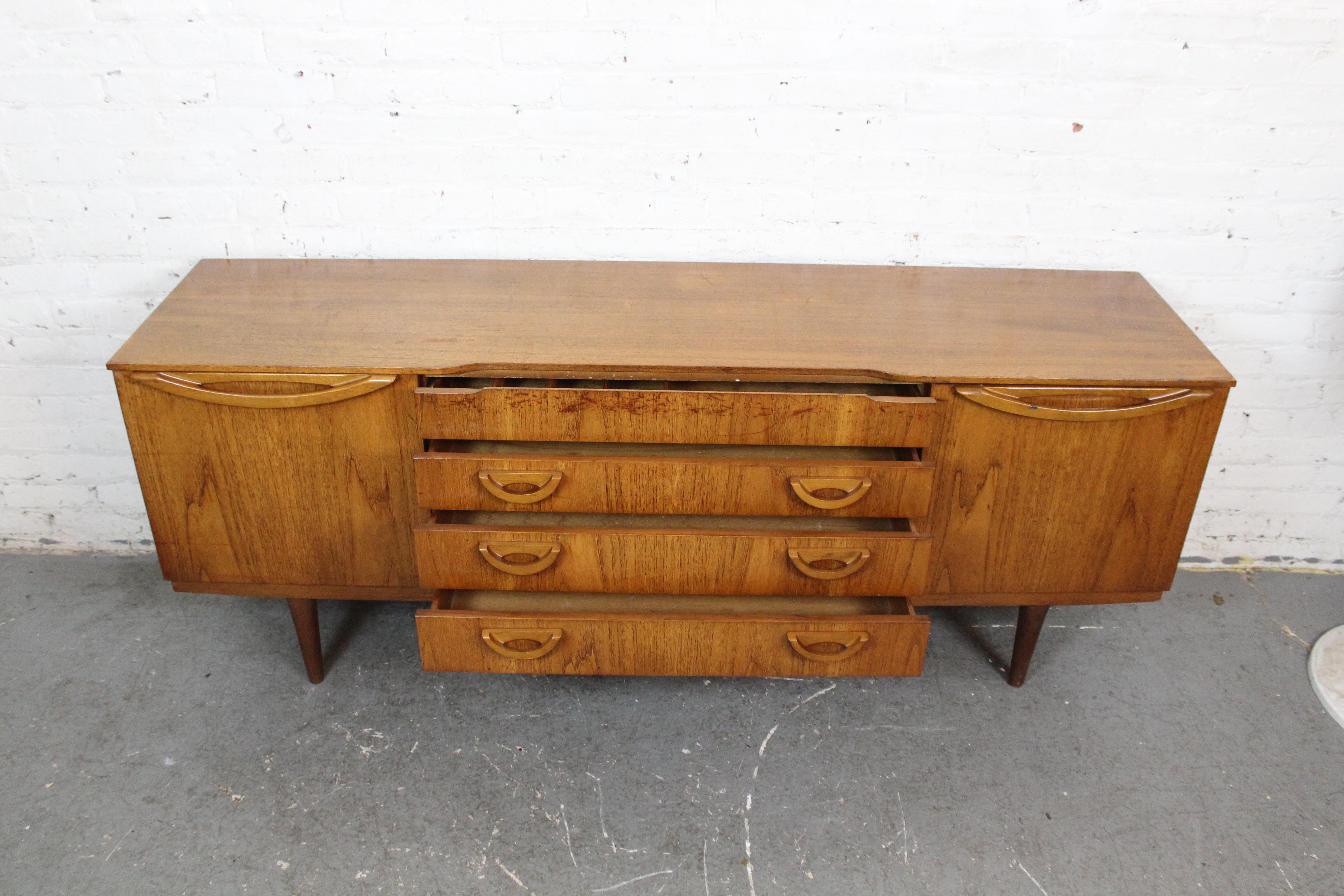 Englisches Vintage-Sideboard aus Teakholz von Beautility Furniture aus der Mitte des Jahrhunderts (Geschnitzt) im Angebot