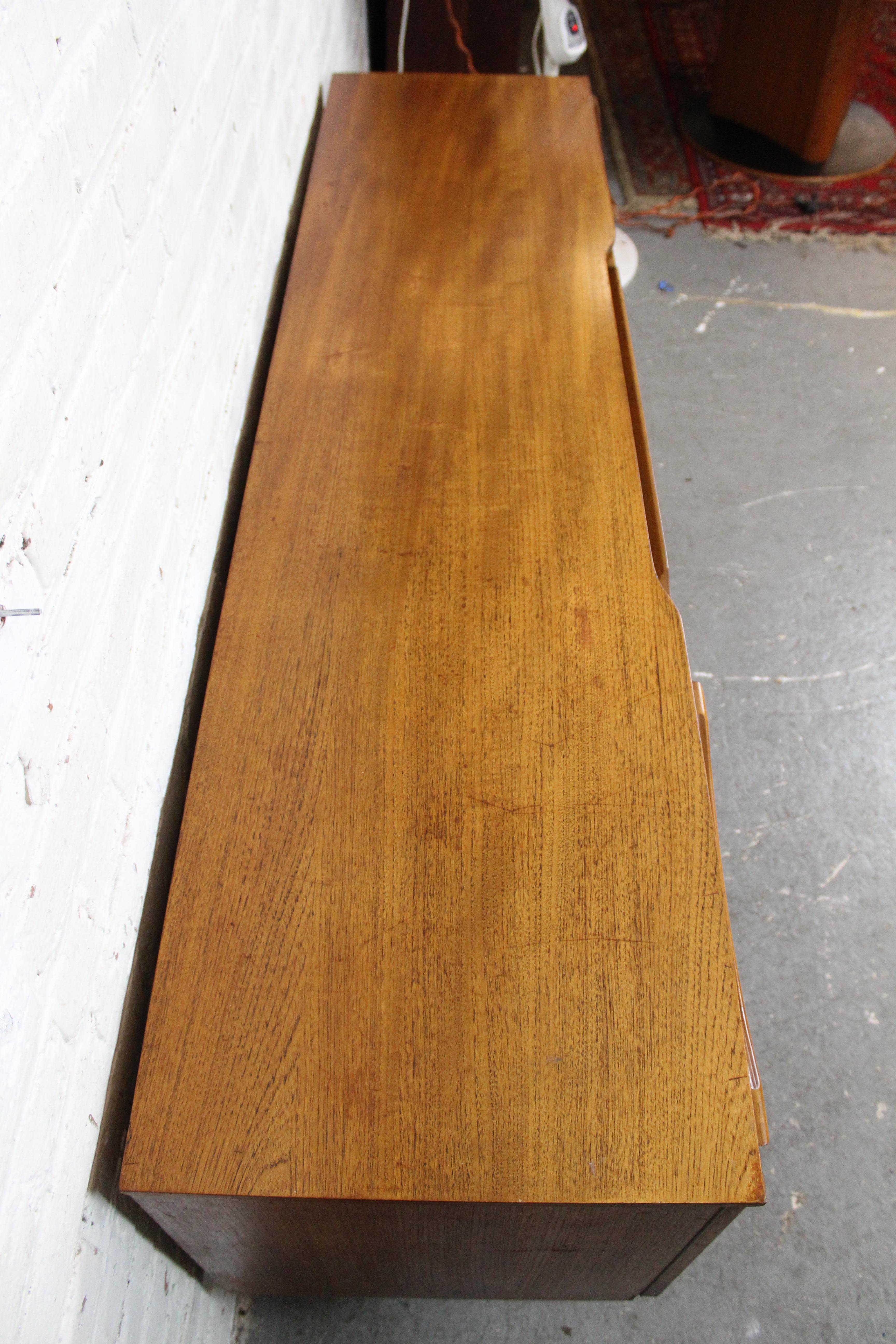 Englisches Vintage-Sideboard aus Teakholz von Beautility Furniture aus der Mitte des Jahrhunderts (Holz) im Angebot