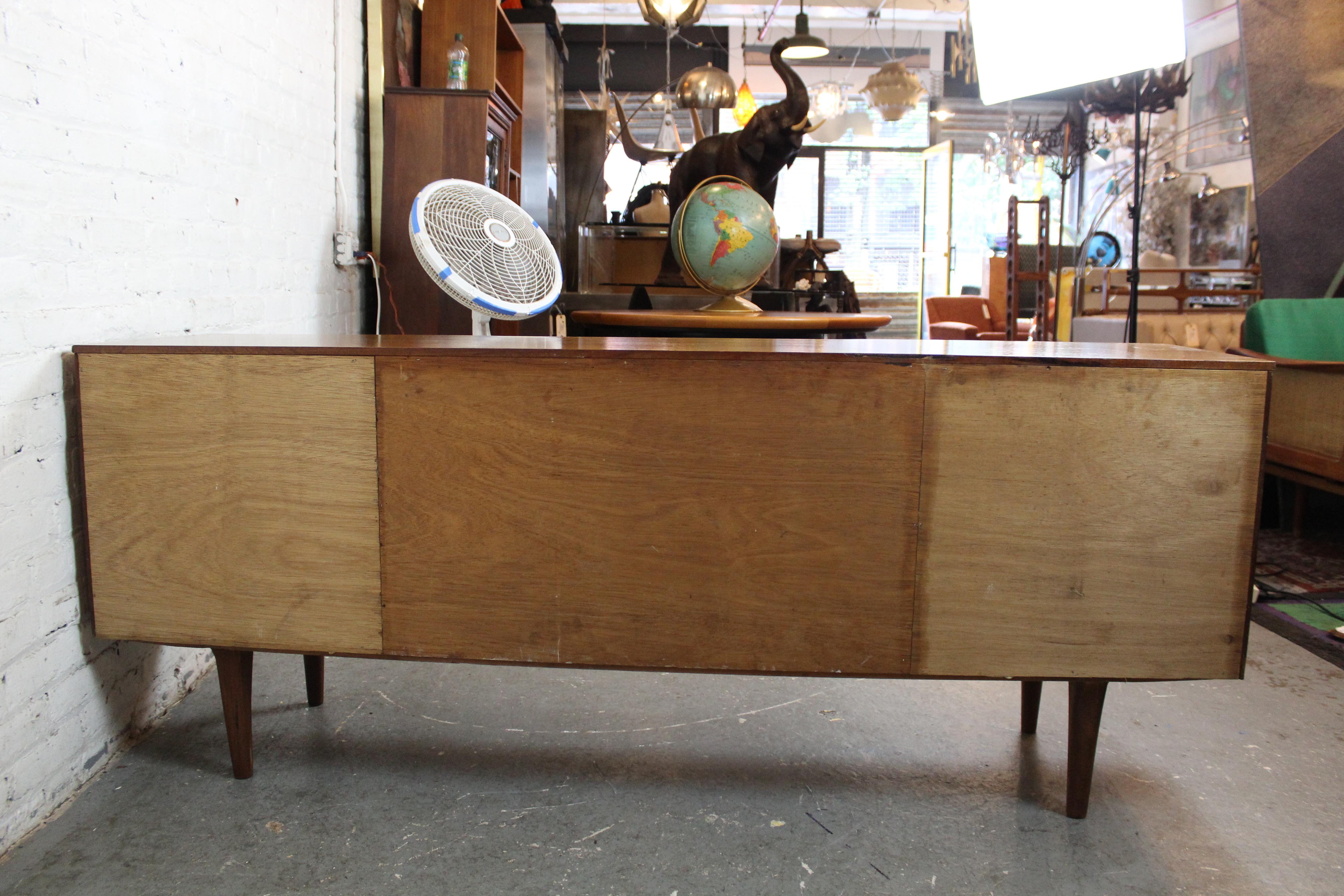 Englisches Vintage-Sideboard aus Teakholz von Beautility Furniture aus der Mitte des Jahrhunderts im Angebot 1