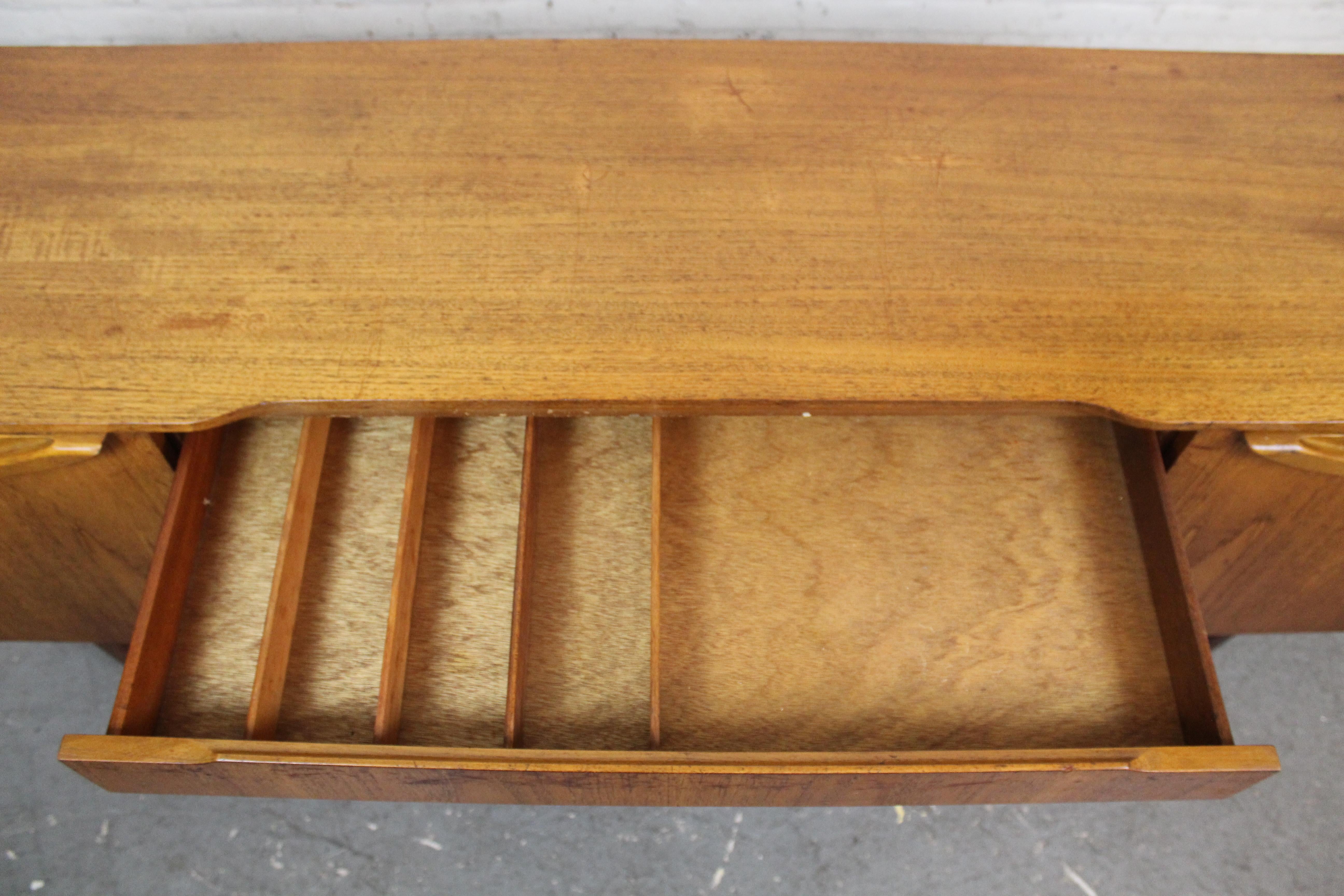 Englisches Vintage-Sideboard aus Teakholz von Beautility Furniture aus der Mitte des Jahrhunderts im Angebot 2