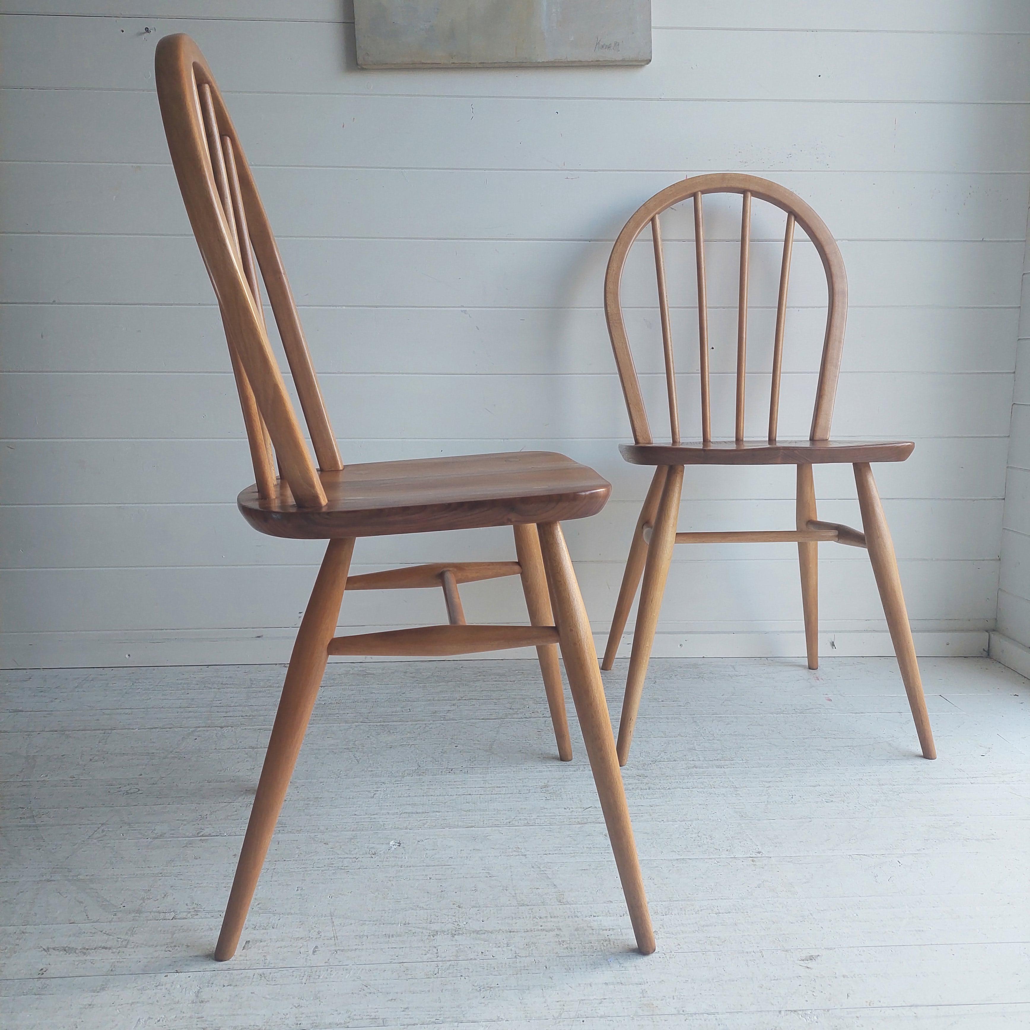 Ercol Set of 2 Blonde Hoop Backed Dining Chairs Model 400, 1960's..

Beautiful iconic chairs.
These iconic Windsor Chairs were made between 1958 and 1985 - we know this because only 4 spindles are present in the hooped back, originally 5 then