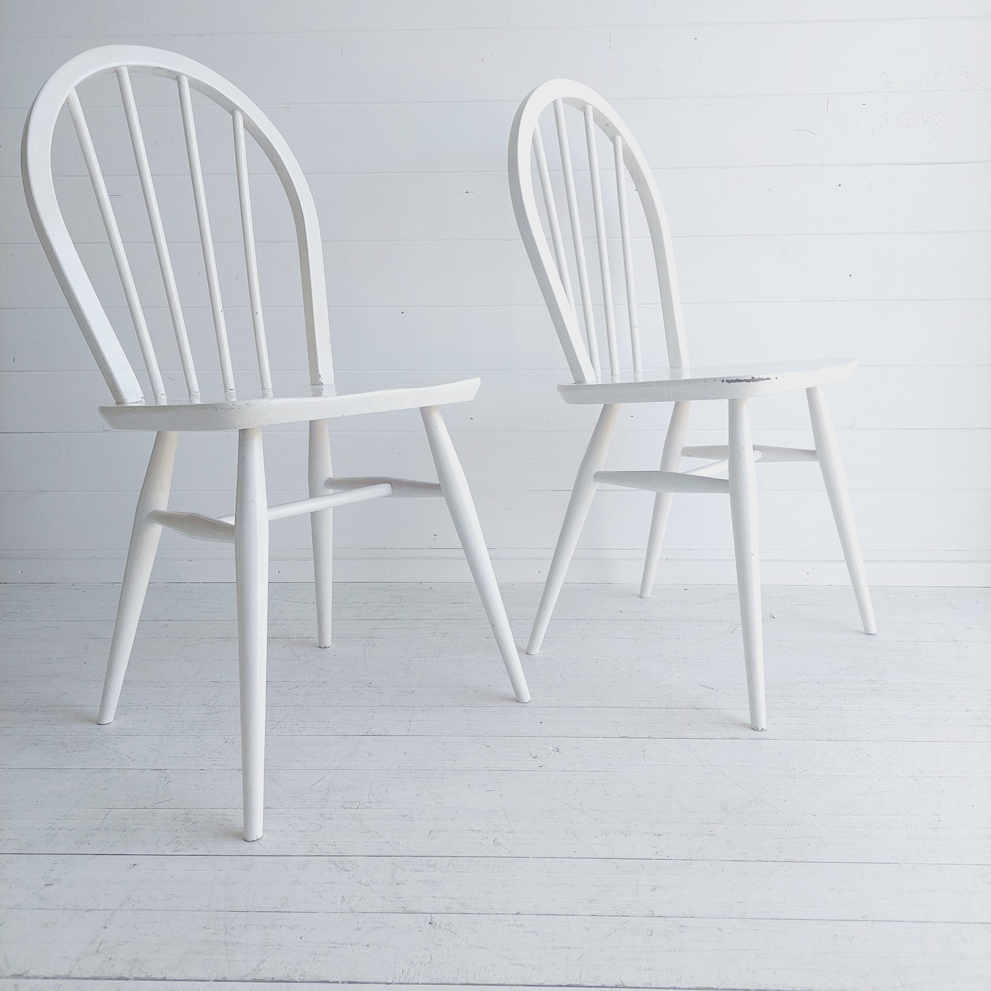 Ercol Set of 2 white Hoop Backed Dining Chairs Model 400, 1960's..

Beautiful iconic chairs.
These iconic Windsor Chairs were made between 1958 and 1985 - we know this because only 4 spindles are present in the hooped back, originally 5 then reduced