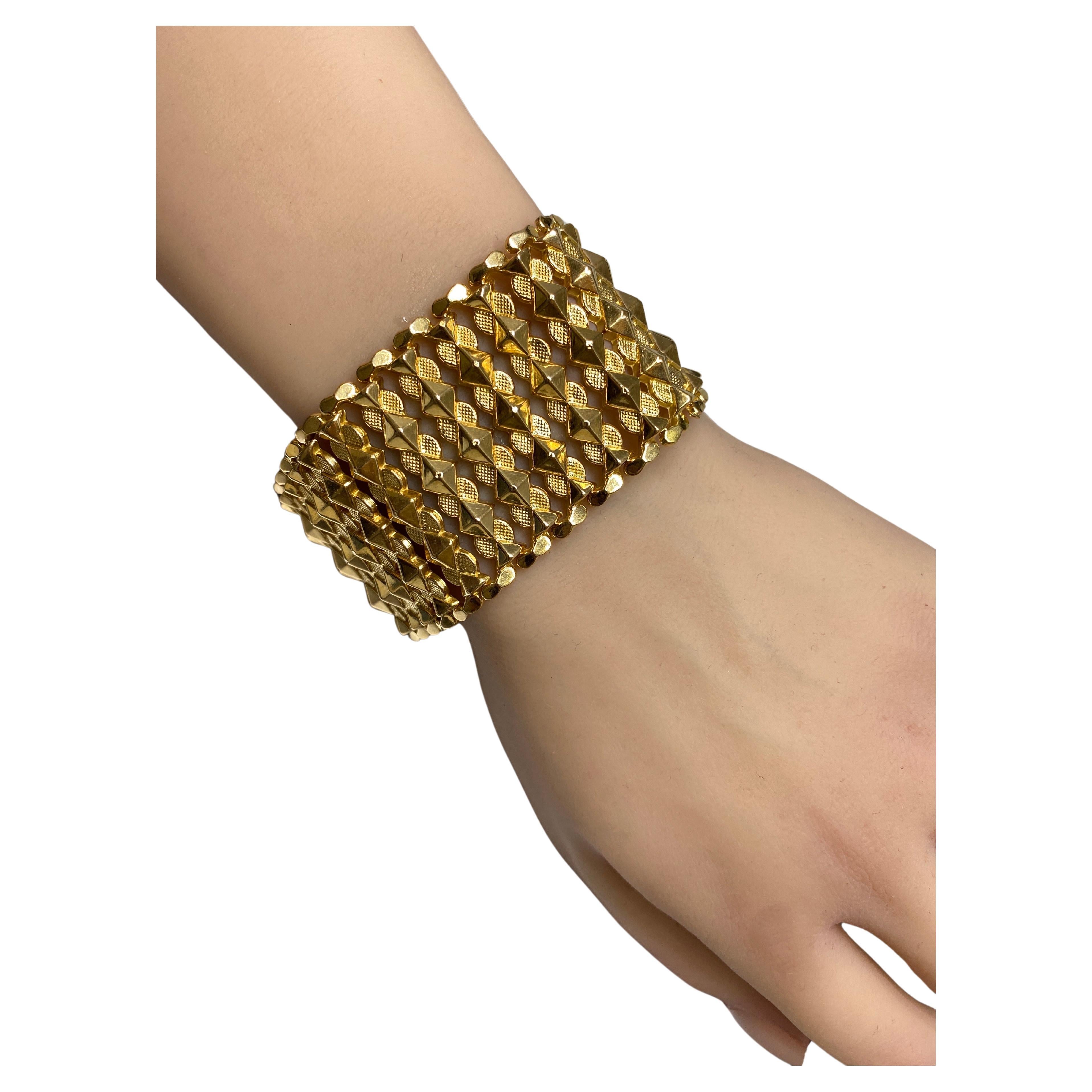 Up for your consideration is this fantastic 18kt rosey-yellow gold extra wide reticulated link bracelet made in Italy circa 1960's.

This big, bold, and beautiful wrist bauble, is 1 1/2