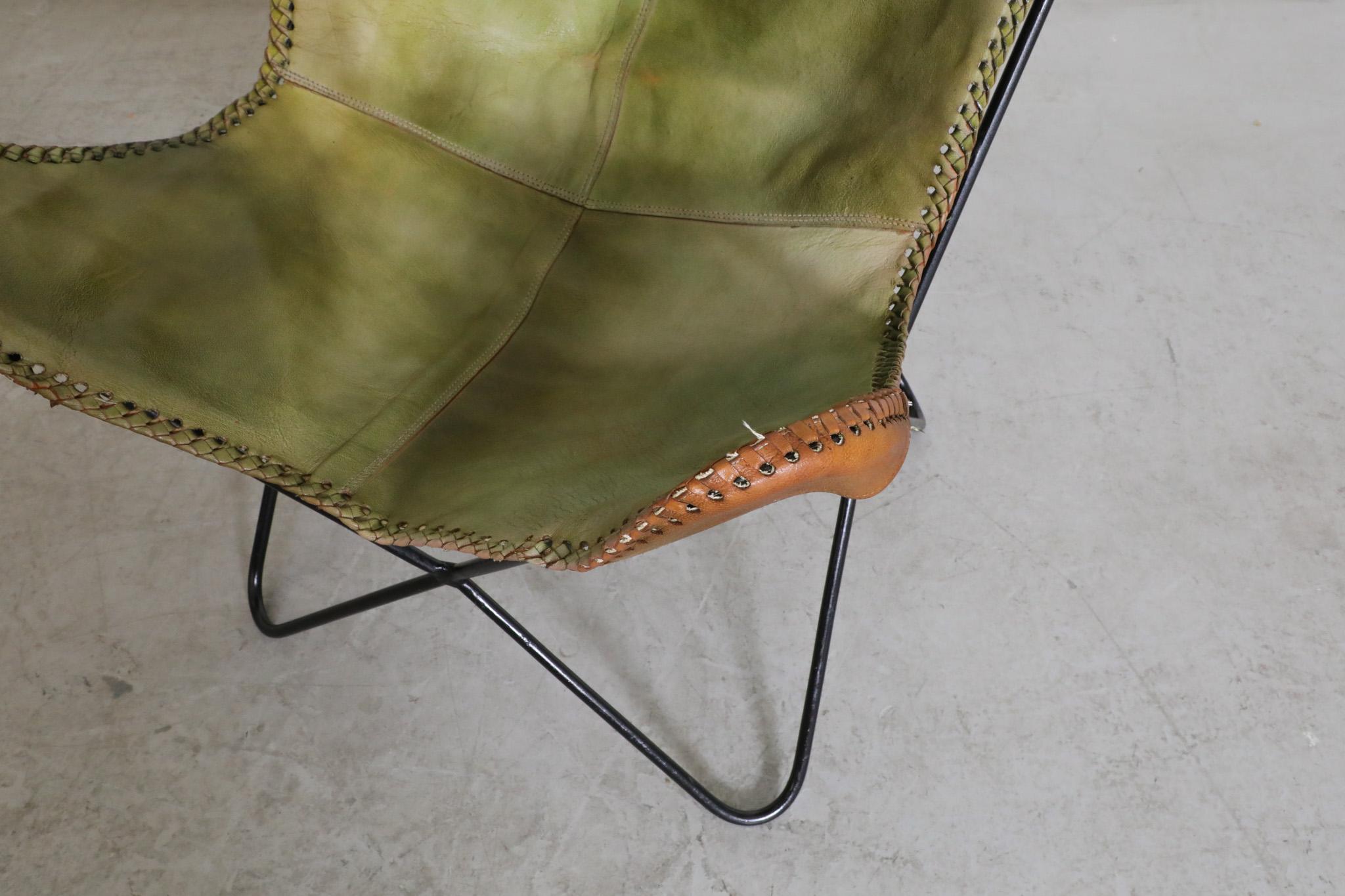 Mid-Century Vintage Faux Green Leather Butterfly Lounge Chair w/ Black Frame For Sale 3