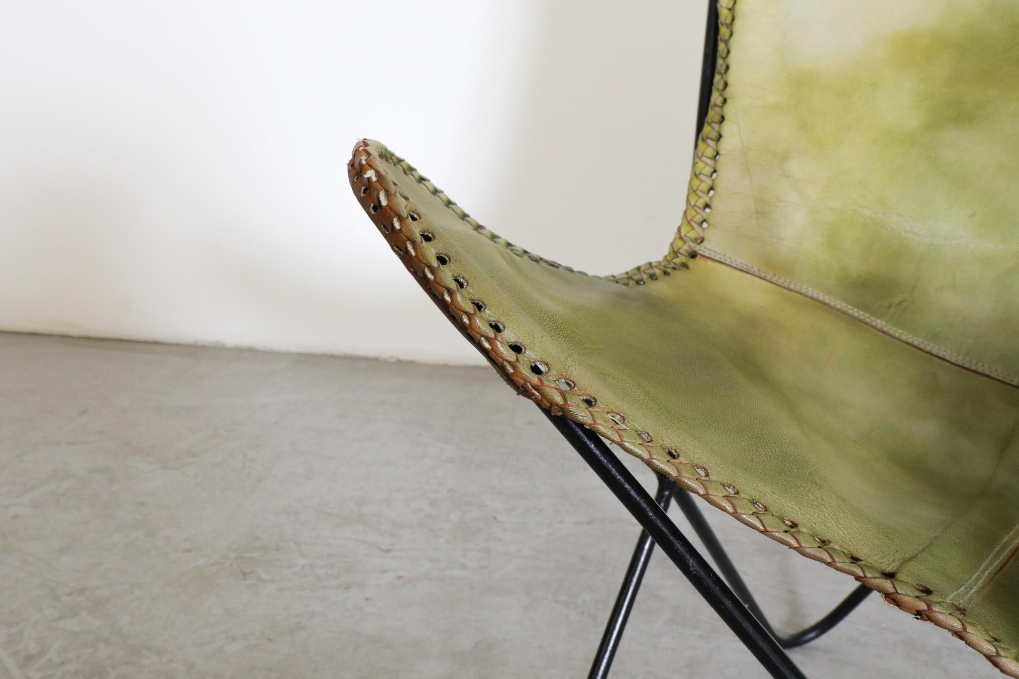 Chaise longue papillon en faux cuir vert du milieu du siècle avec structure noire en vente 4