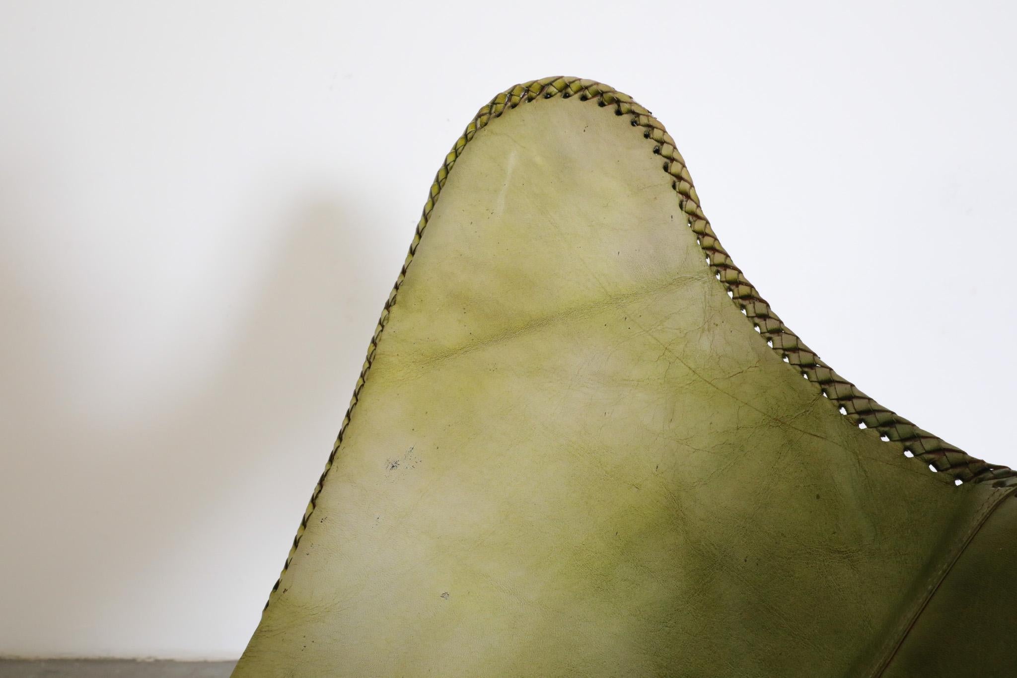 Chaise longue papillon en faux cuir vert du milieu du siècle avec structure noire en vente 6