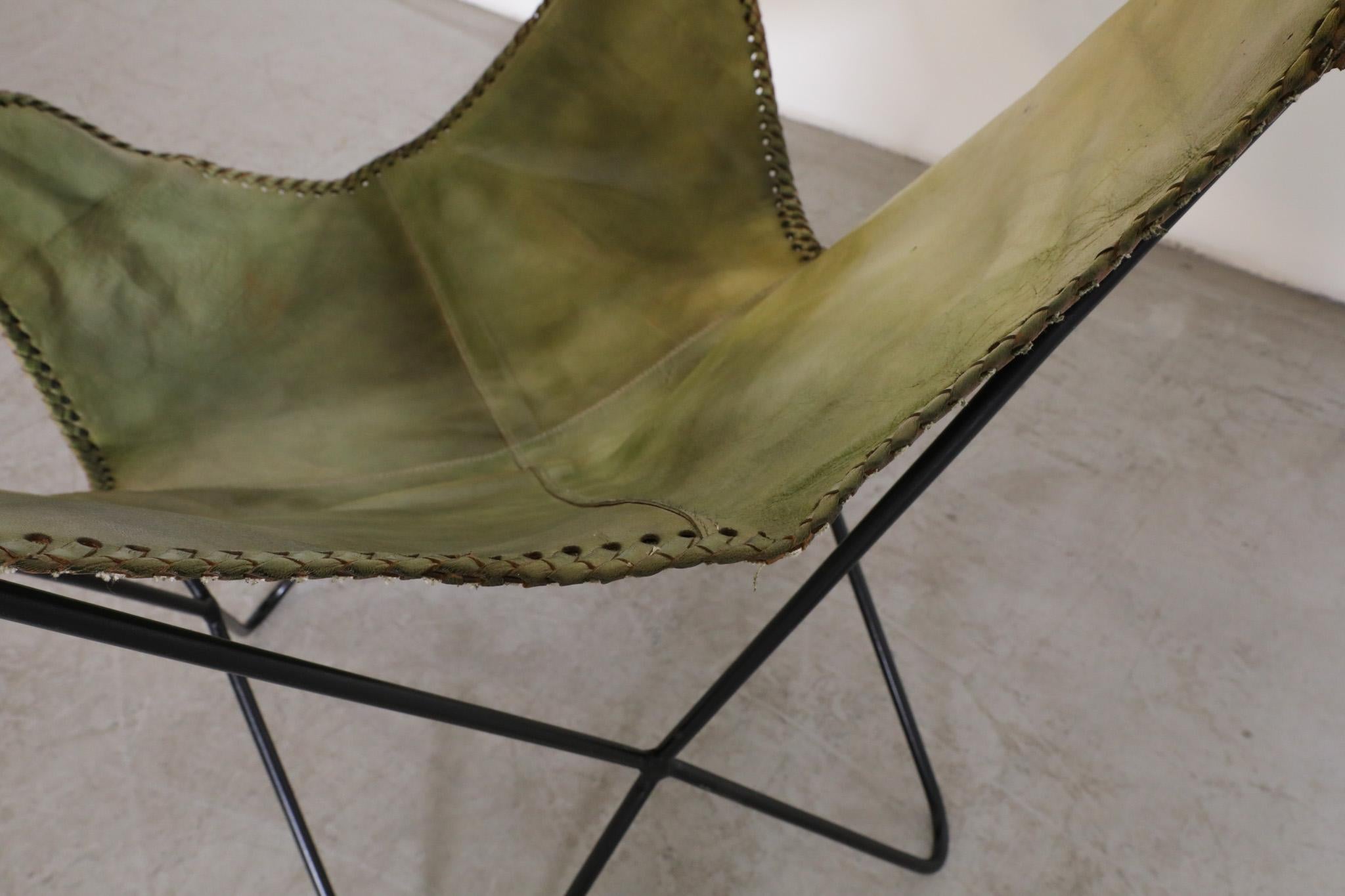 Chaise longue papillon en faux cuir vert du milieu du siècle avec structure noire en vente 9