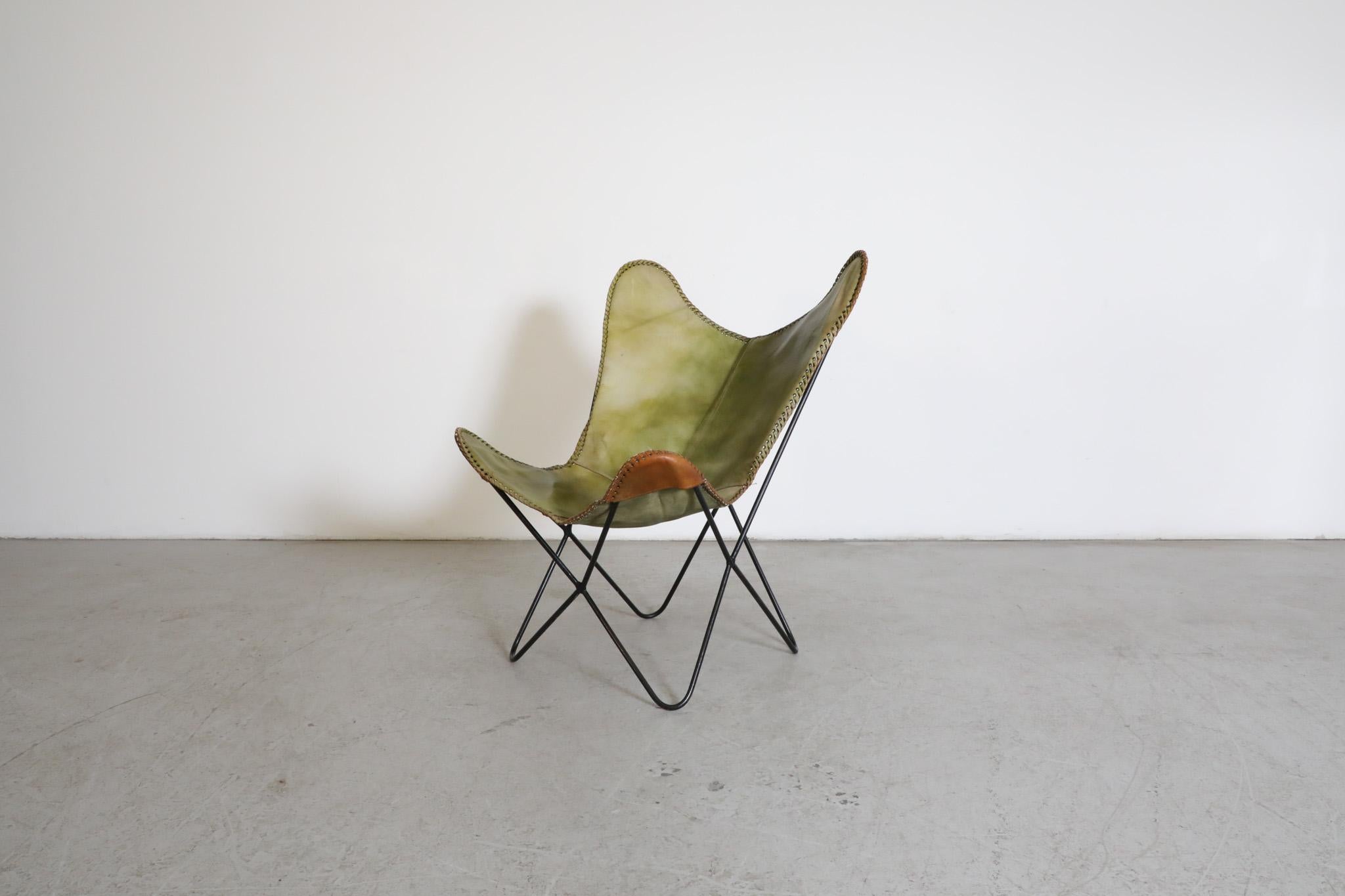 Mid-Century Vintage Faux Grünes Leder Schmetterling Lounge Stuhl w / Schwarzer Rahmen (Deutsch) im Angebot