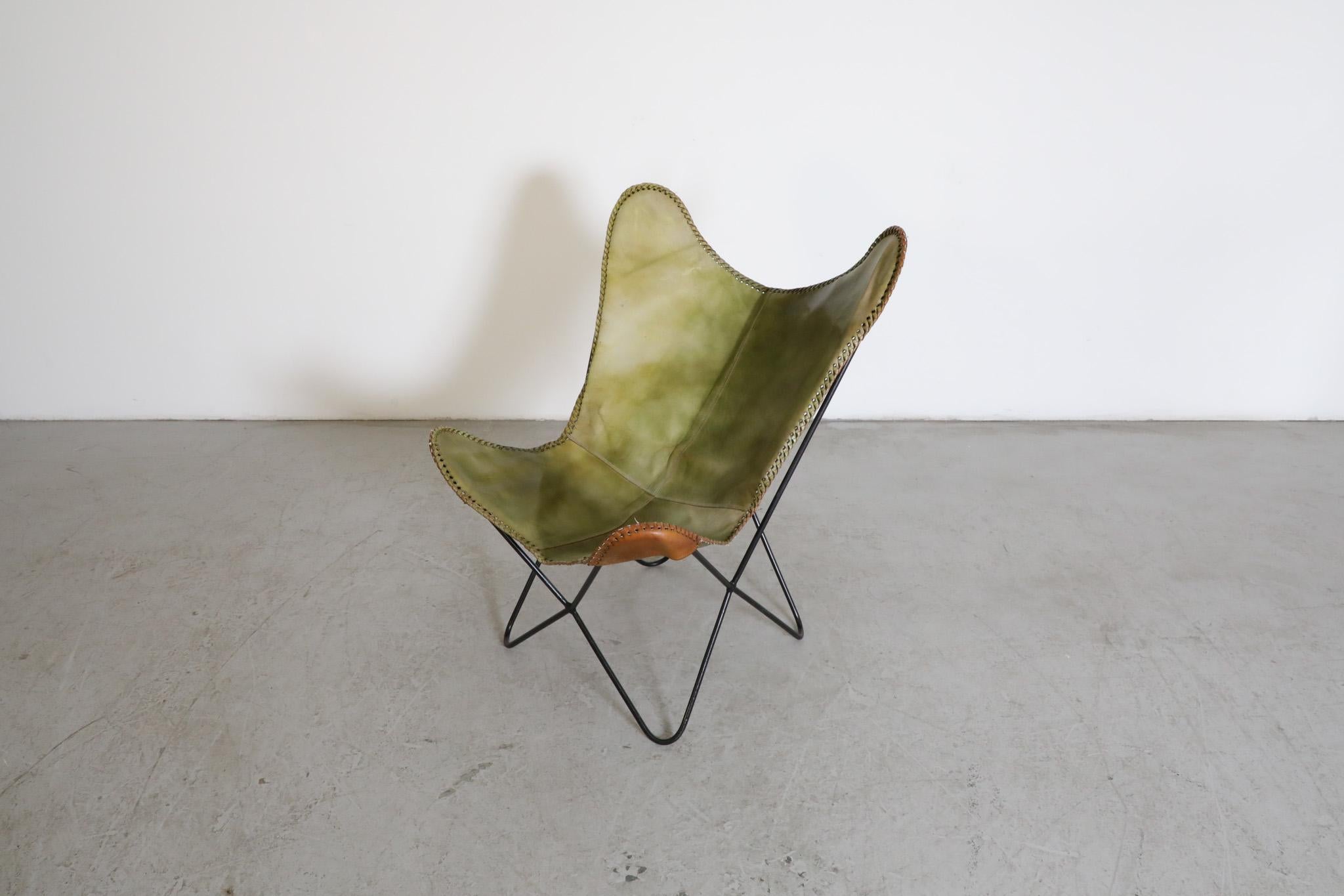 Chaise longue papillon en faux cuir vert du milieu du siècle avec structure noire en vente 1