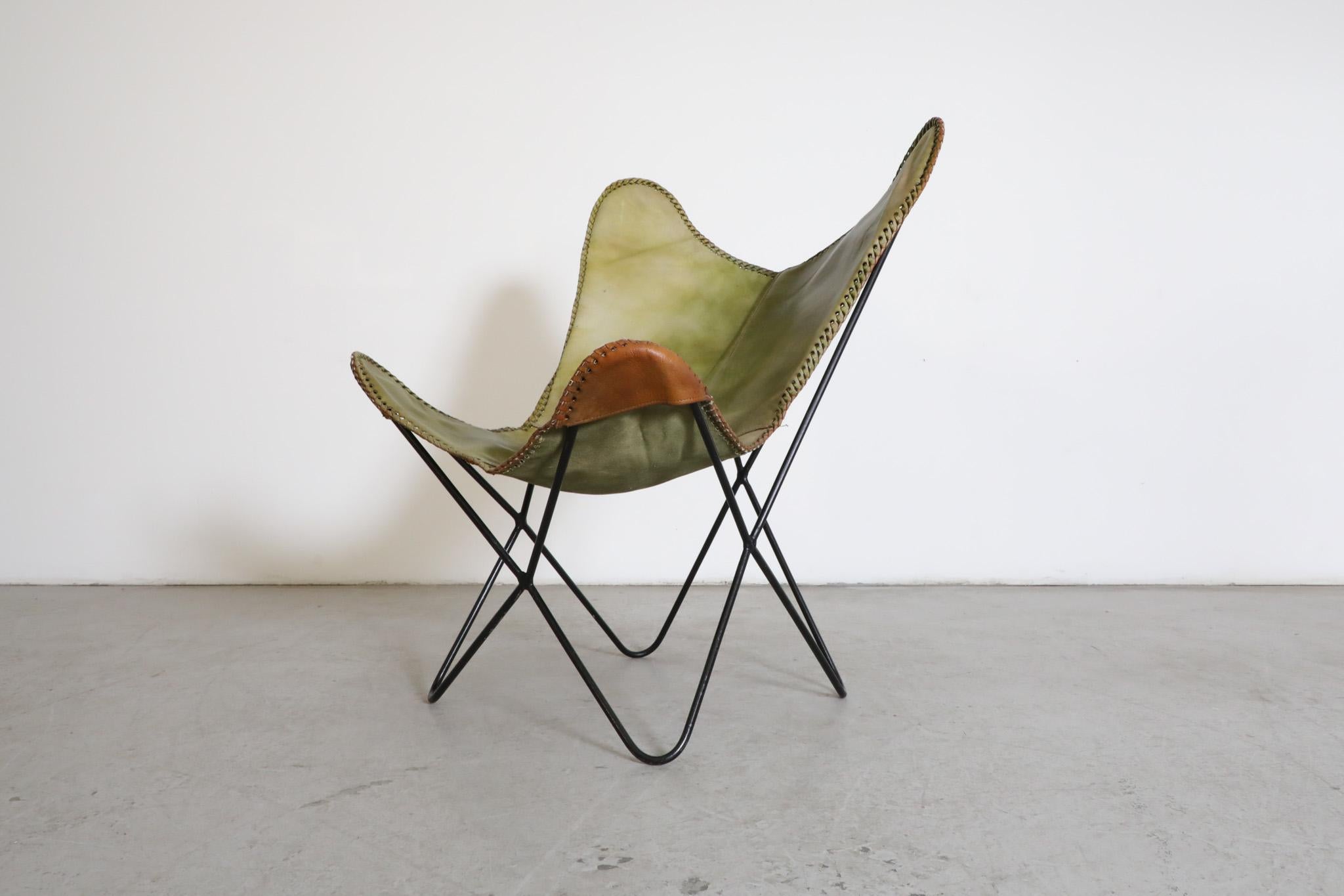 Chaise longue papillon en faux cuir vert du milieu du siècle avec structure noire en vente 2
