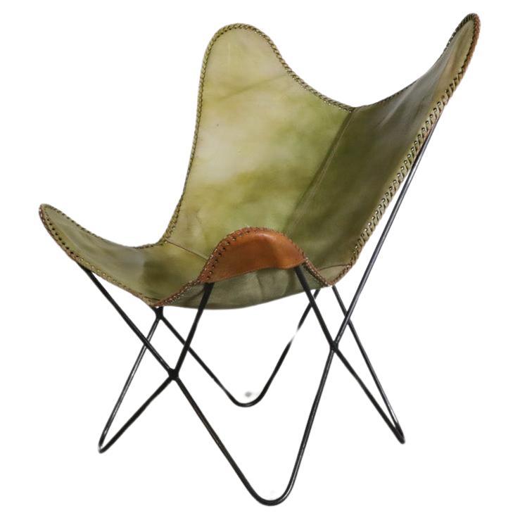 Mid-Century Vintage Faux Grünes Leder Schmetterling Lounge Stuhl w / Schwarzer Rahmen im Angebot