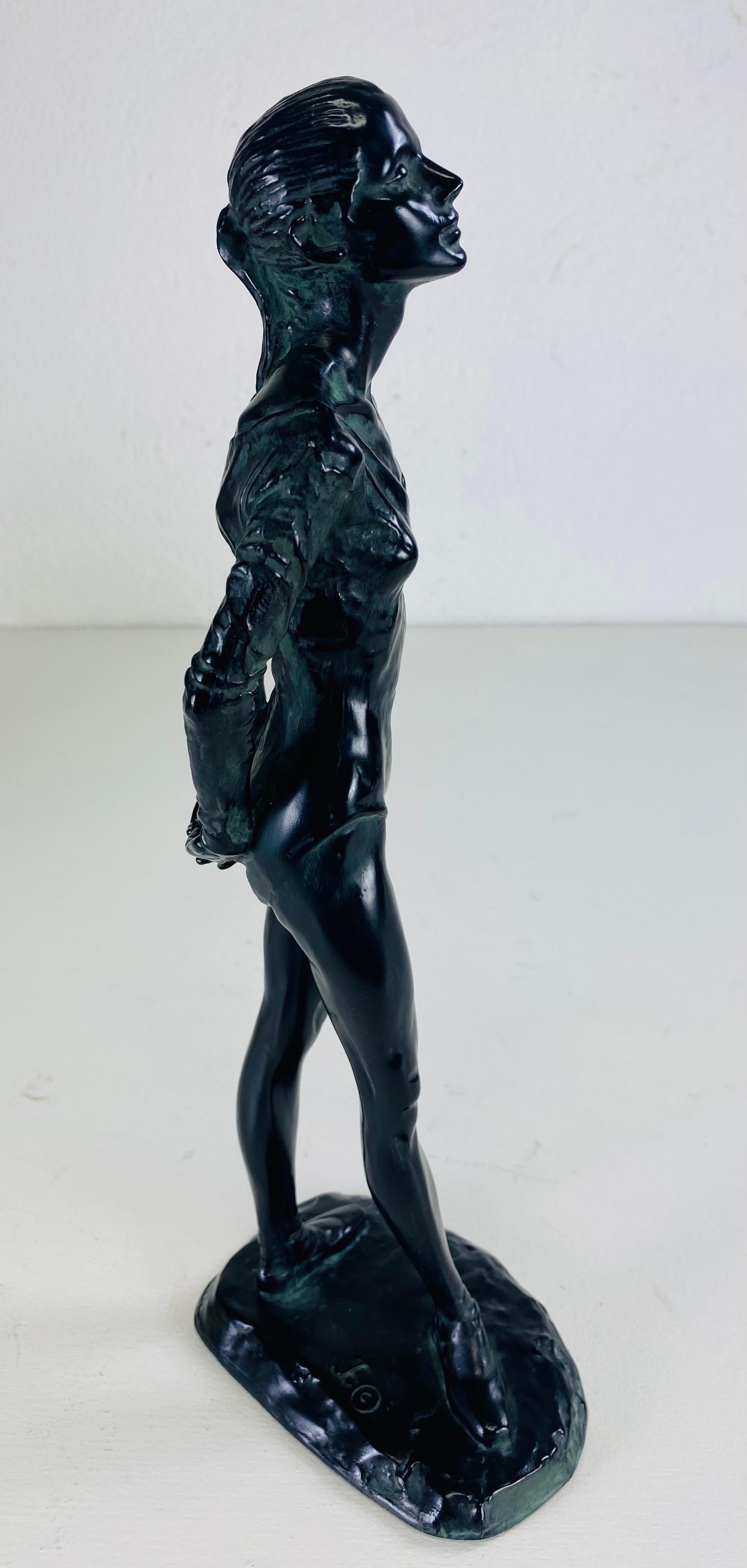 Dies ist eine Mitte des Jahrhunderts Vintage-Skulptur einer weiblichen Ballerina. Die Oberfläche der Skulptur ist aus glänzend schwarz patinierter Bronze. Die Skulptur stellt eine elegante Ballerina dar und ist auf der Rückseite vom Künstler