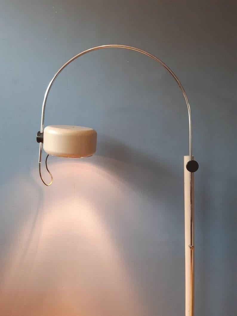 Lampada da terra unica nel suo genere di Kaiser Leuchten. L'arco può essere regolato in altezza e in posizione. Anche il paralume può essere regolato. La lampada richiede una lampadina E26/27 ed è attualmente dotata di una spina UE (facilmente