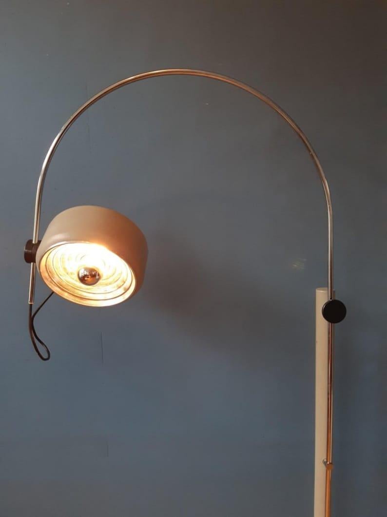 Mid-Century moderno Lampada da terra ad arco vintage di metà secolo di Kaiser Idell/Kaiser Leuchten, anni '70 in vendita