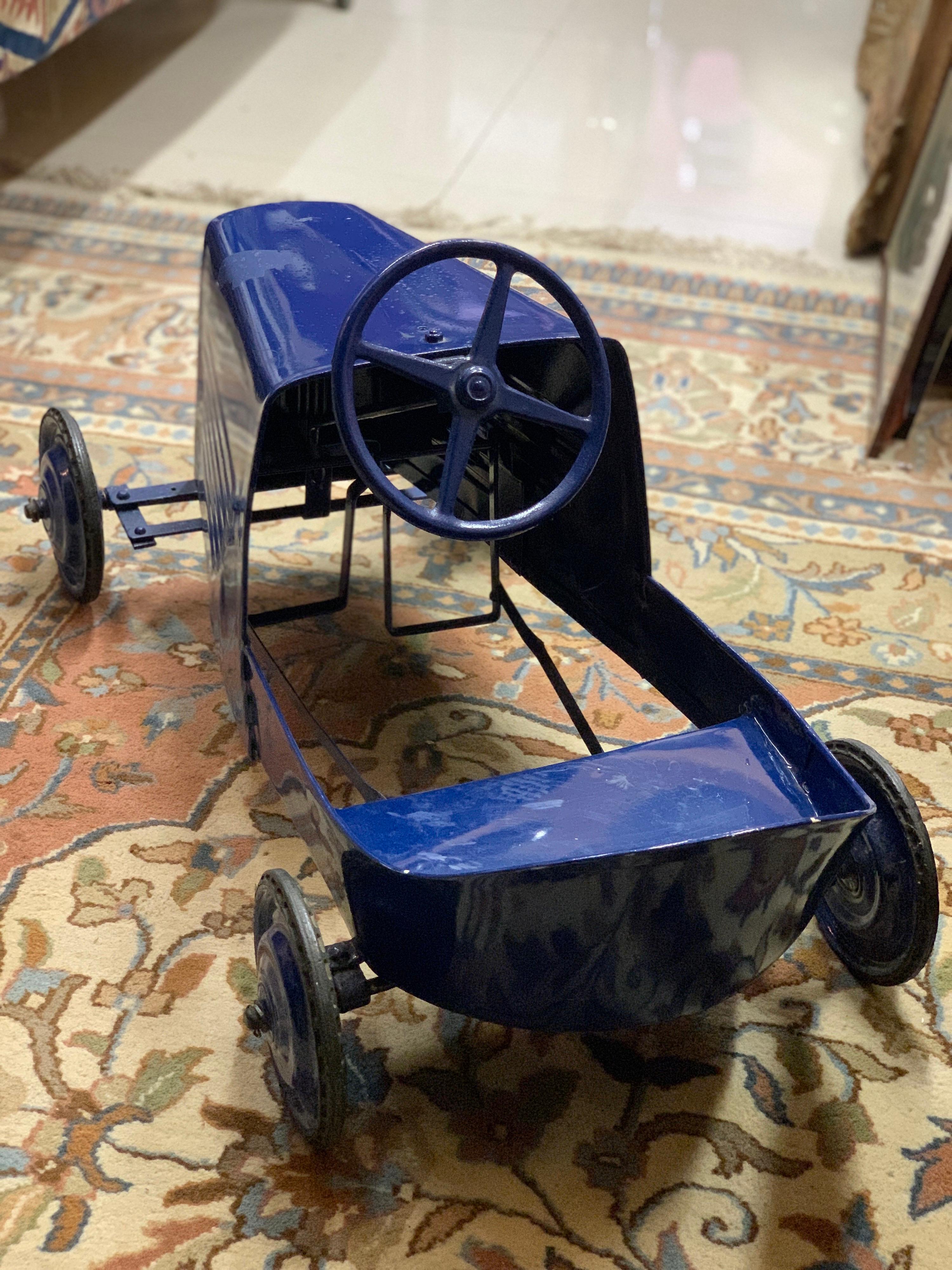 Français Car pédale en métal français du milieu du siècle dernier en bleu azur, vers les années 1950 en vente