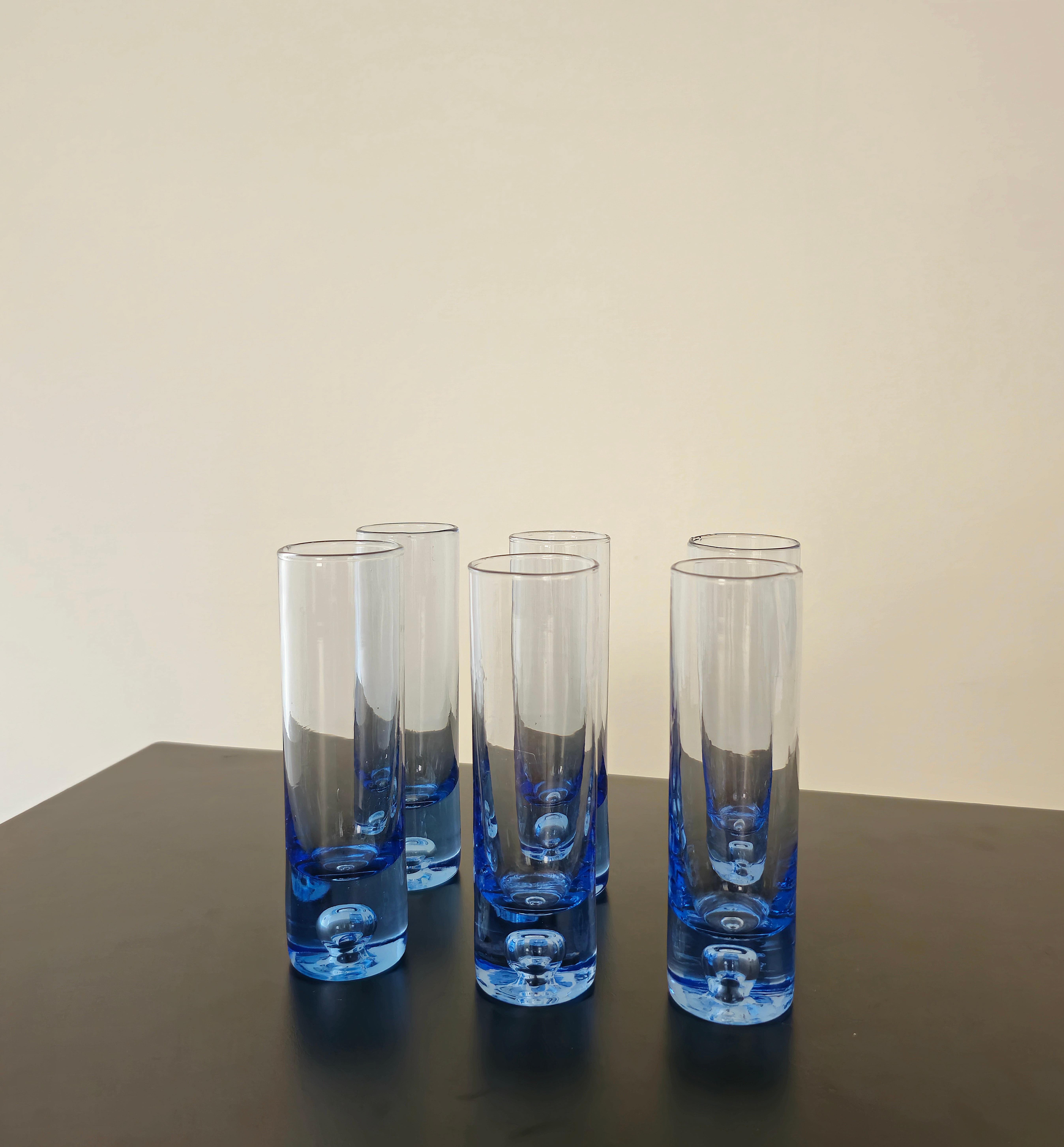 Sei Bicchieri da liquore. Corpo cilindrico. Vetro trasparente con base blu. Davvero unici e vintage degli anni '70. Fabriquées en Italie.  Veuillez regarder attentivement la vidéo et les photos, merci.

Poids : 1,140 kg

NOTE : Nous offrons à nos