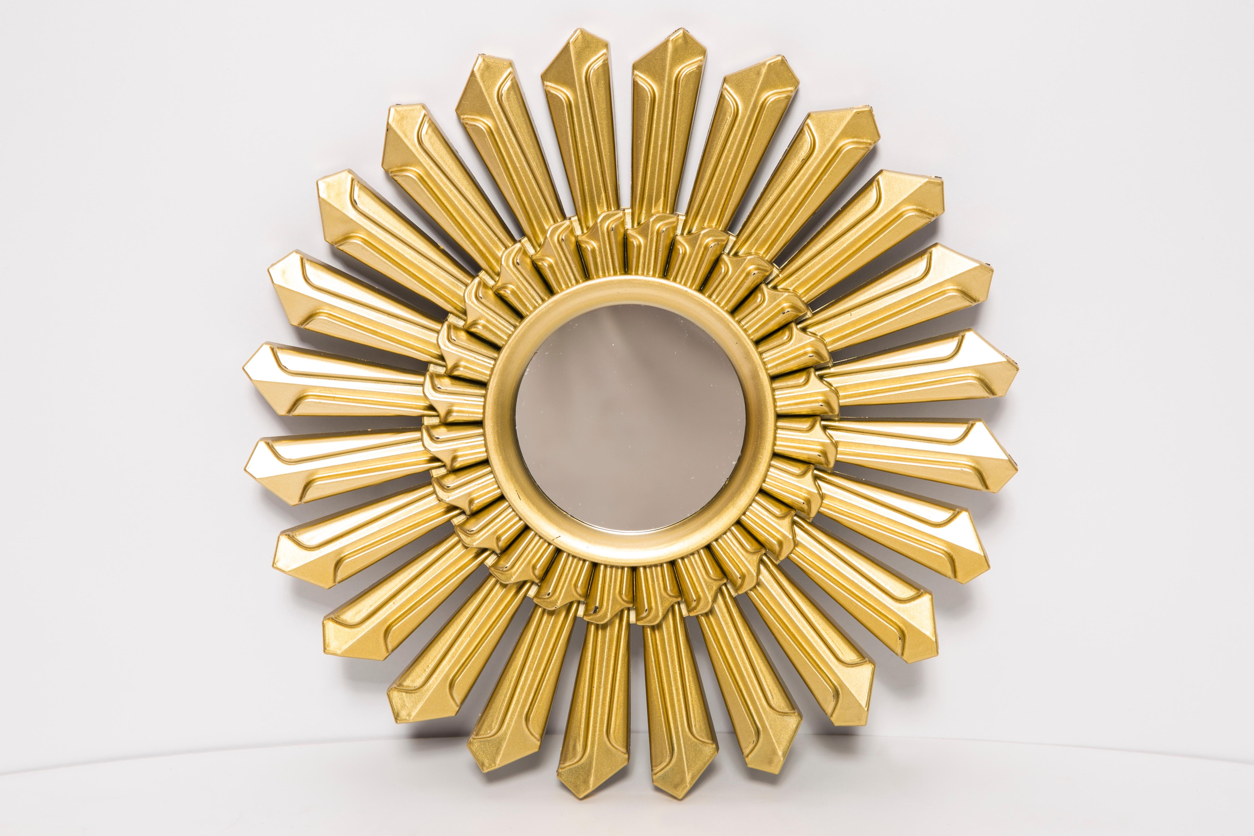 Midcentury Vintage Gold Italian Small Sunburst Mirror, Italy, 1960s In Good Condition For Sale In 05-080 Hornowek, PL