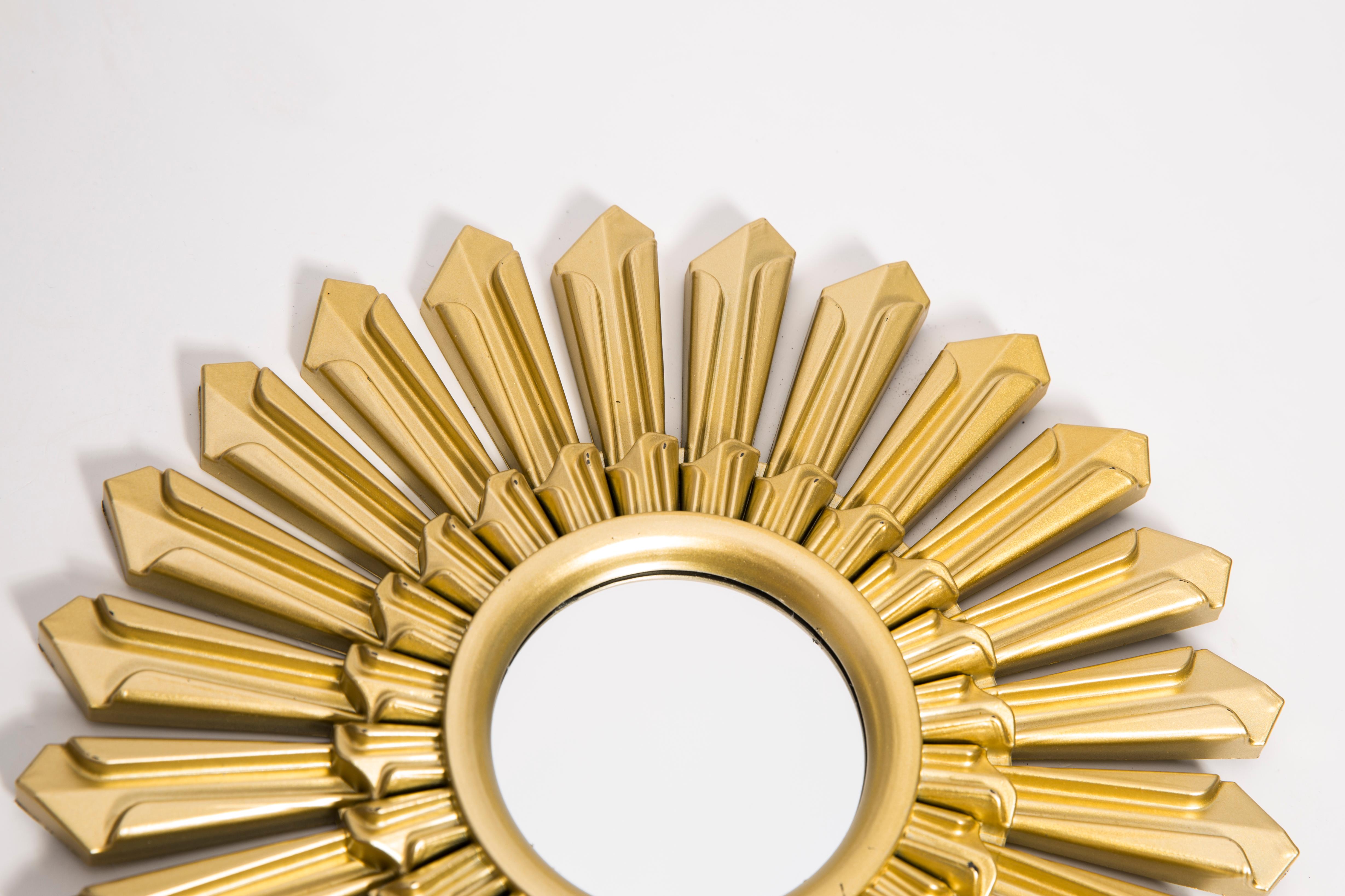 Midcentury Vintage Gold Italian Small Sunburst Mirror, Italy, 1960s For Sale 1